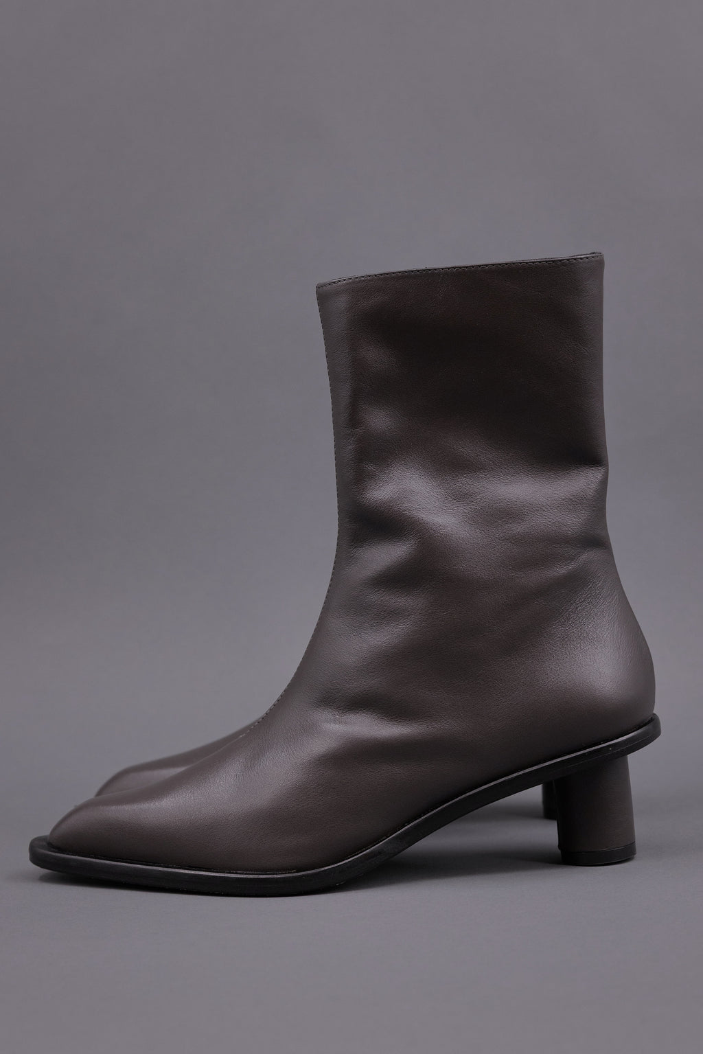 Gilda ankle booth in nappa charcoal