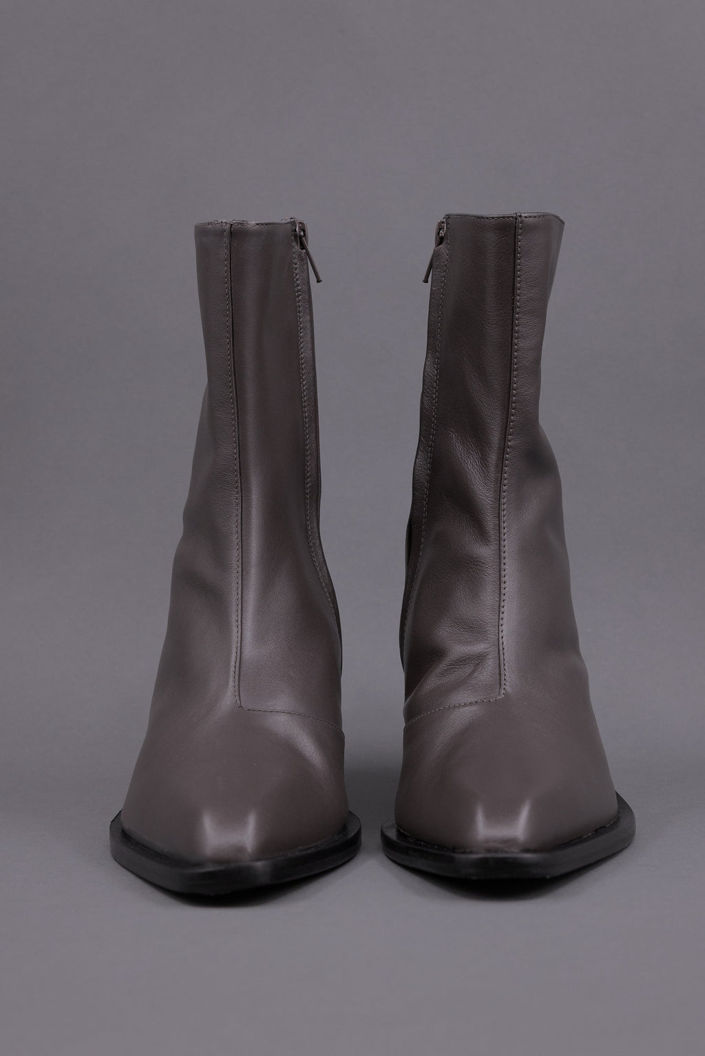Gilda ankle booth in nappa charcoal