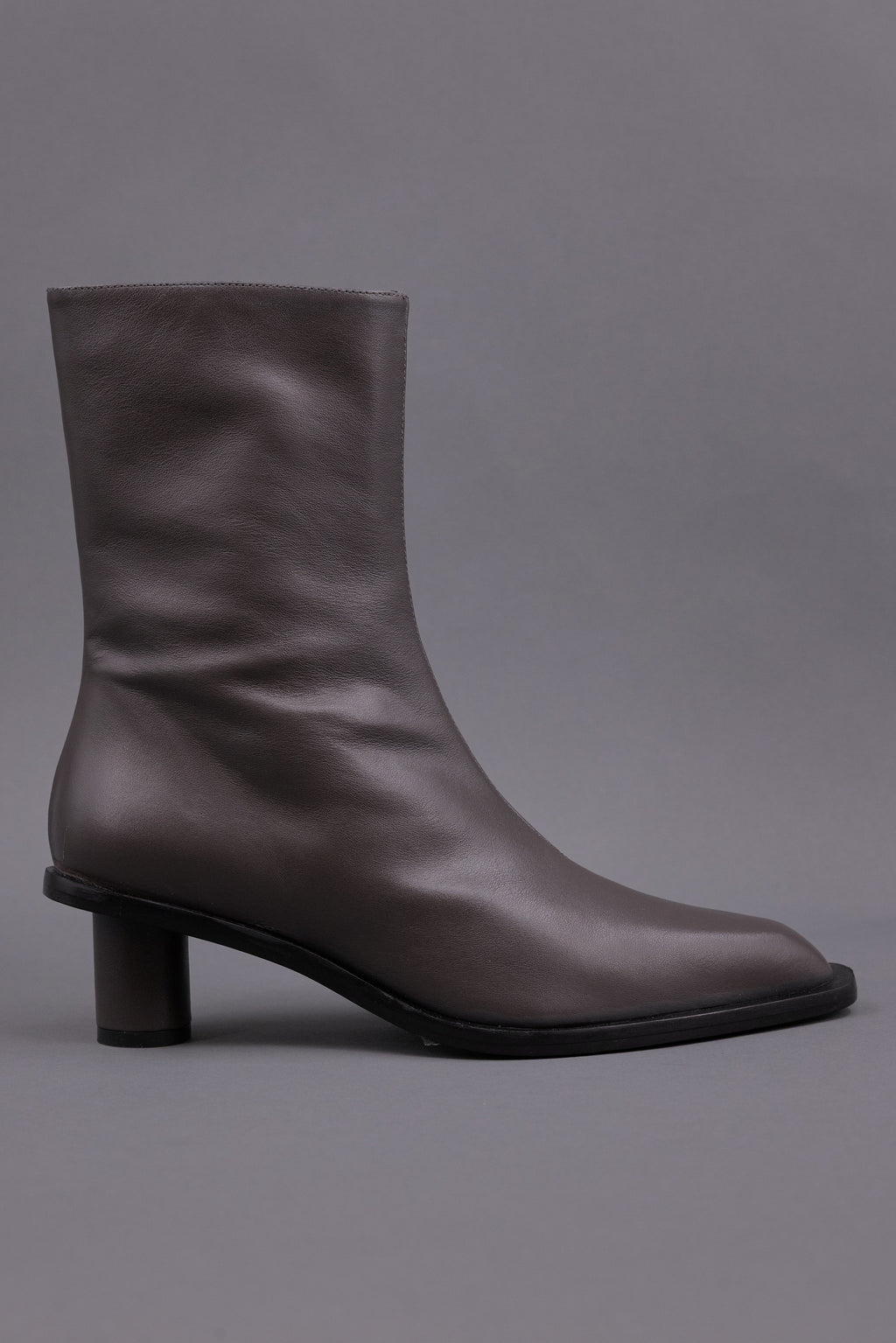 Gilda ankle booth in nappa charcoal