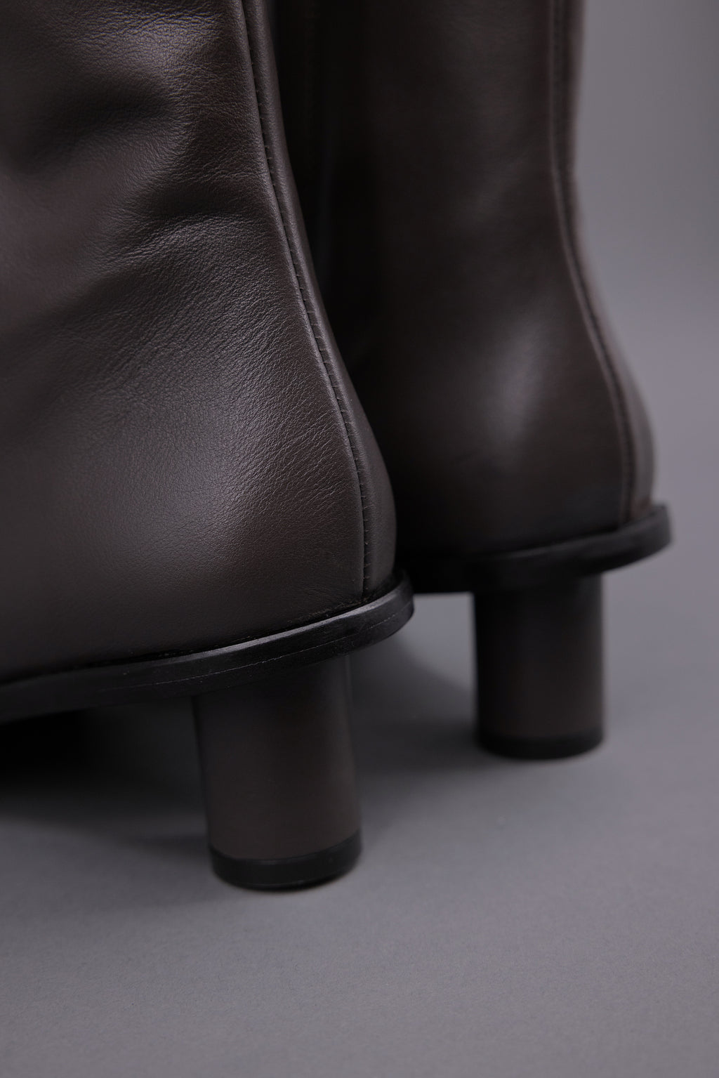 Gilda ankle booth in nappa charcoal