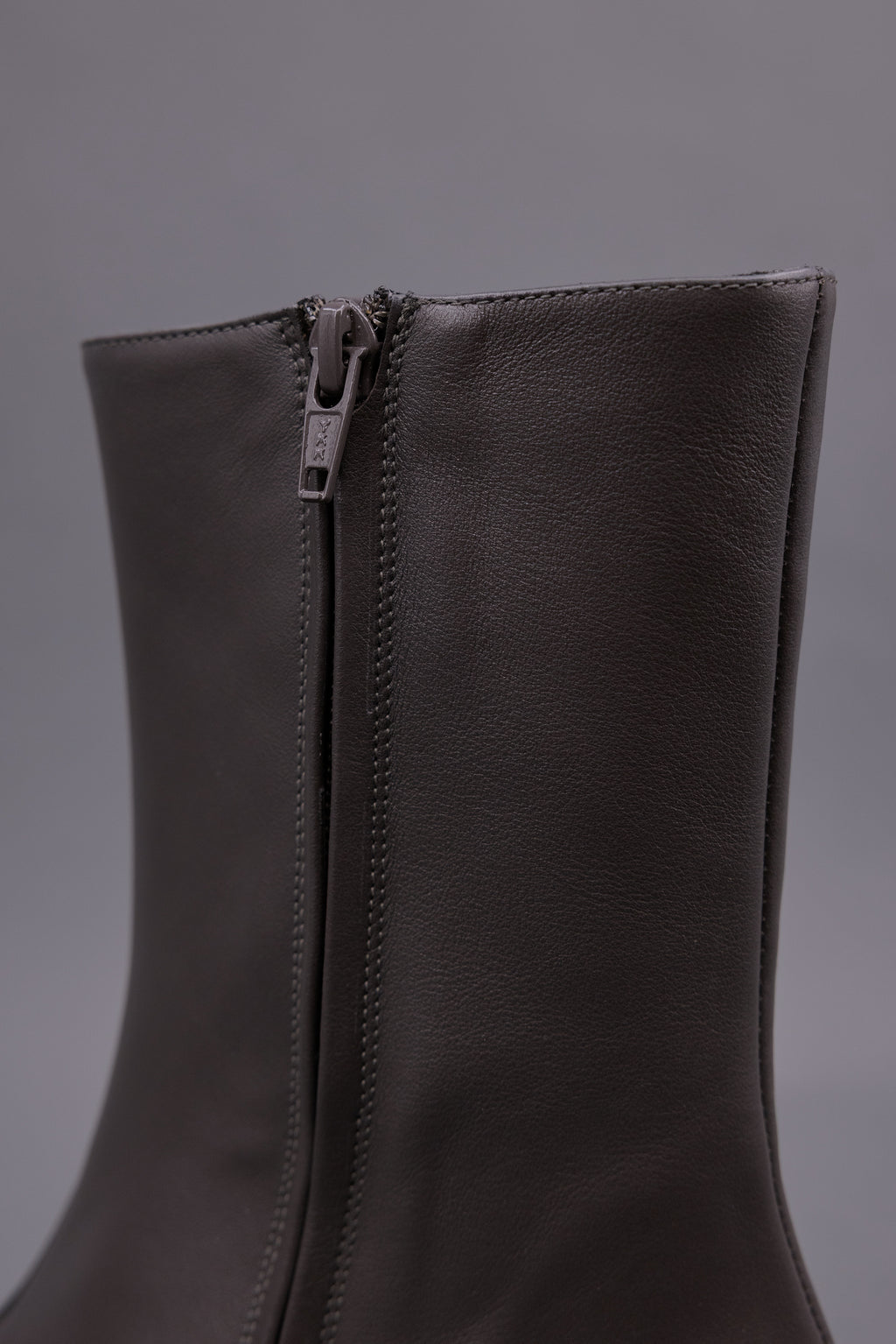 Gilda ankle booth in nappa charcoal