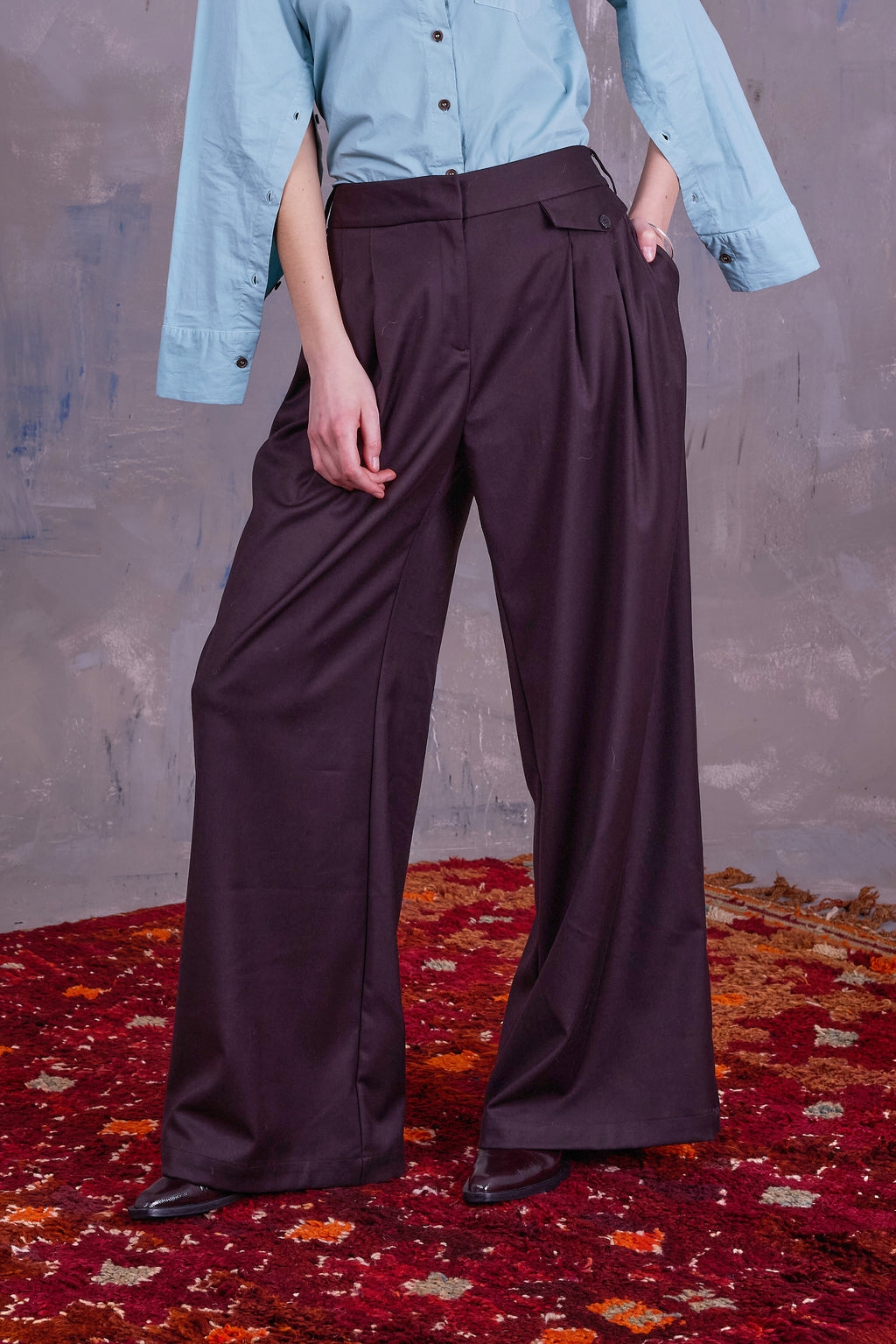 Guy broek in after dark