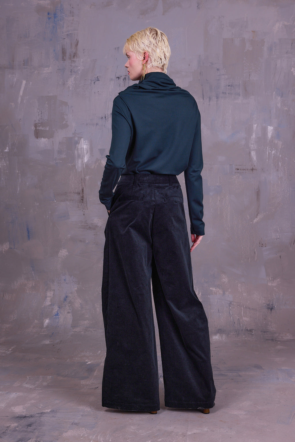 Guy trousers in black forest velvet