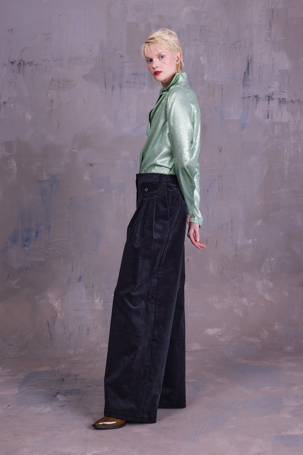 Guy trousers in black forest velvet