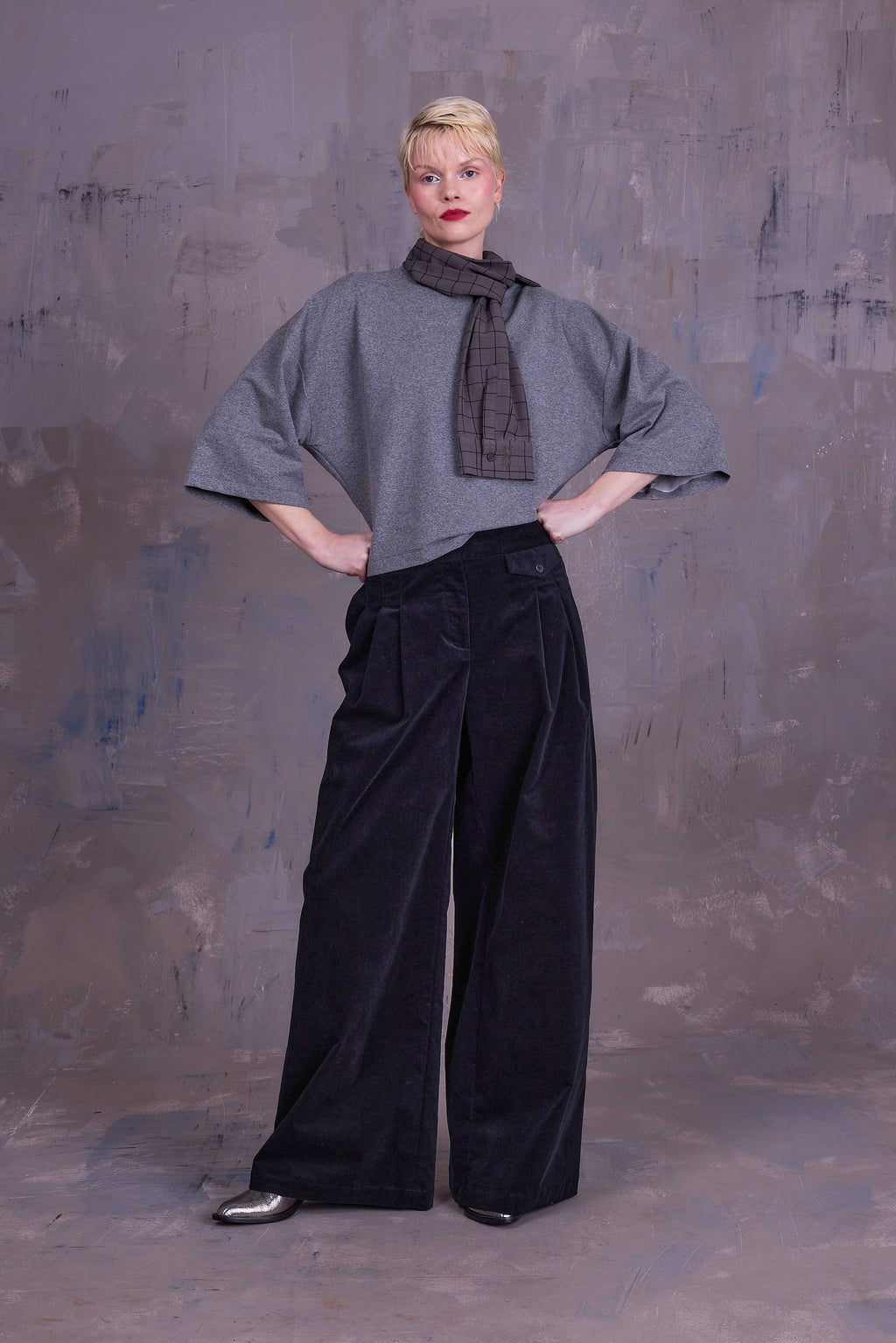 Guy trousers in black forest velvet