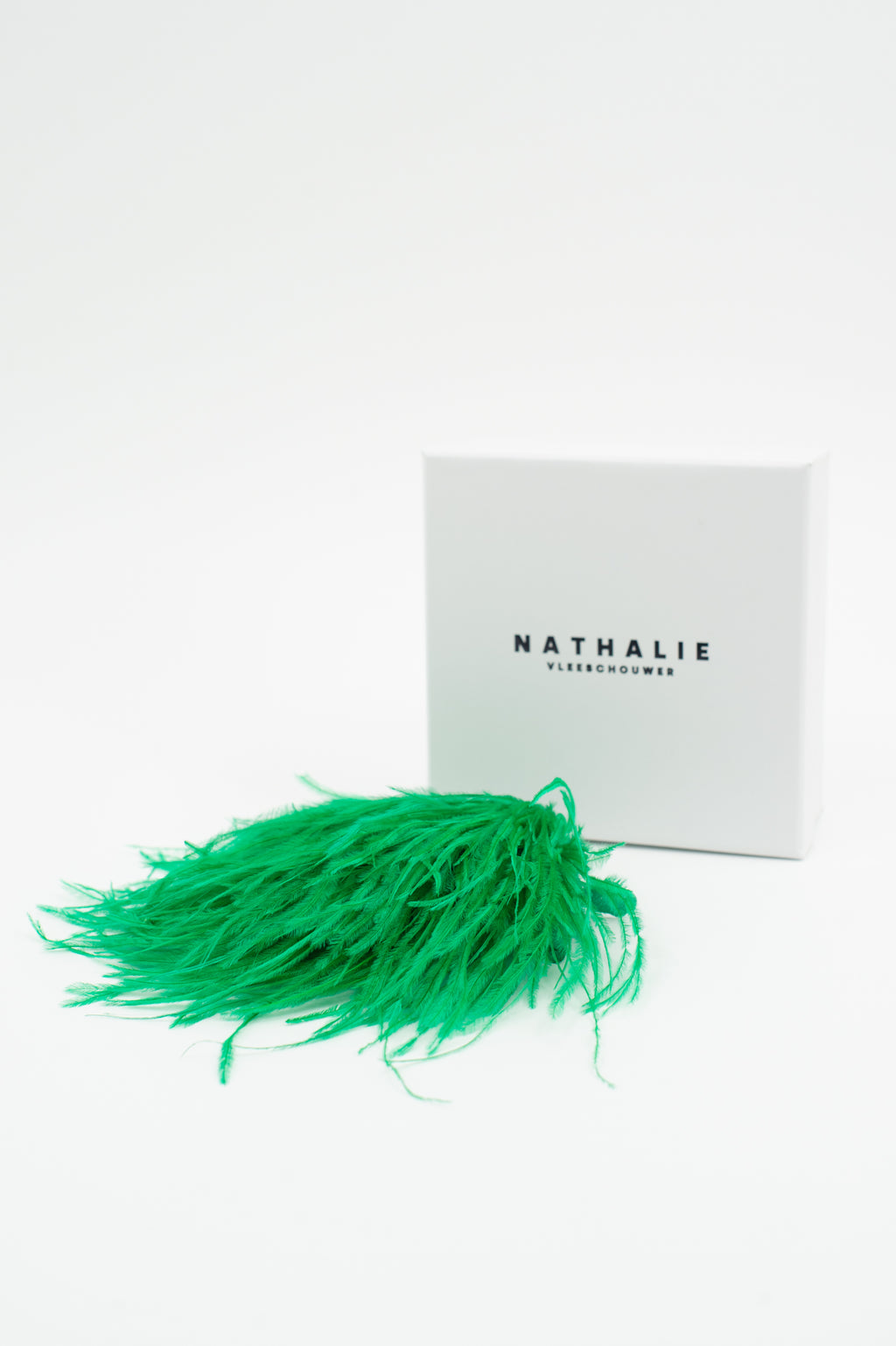 Zaza broche met veren in grasgroen