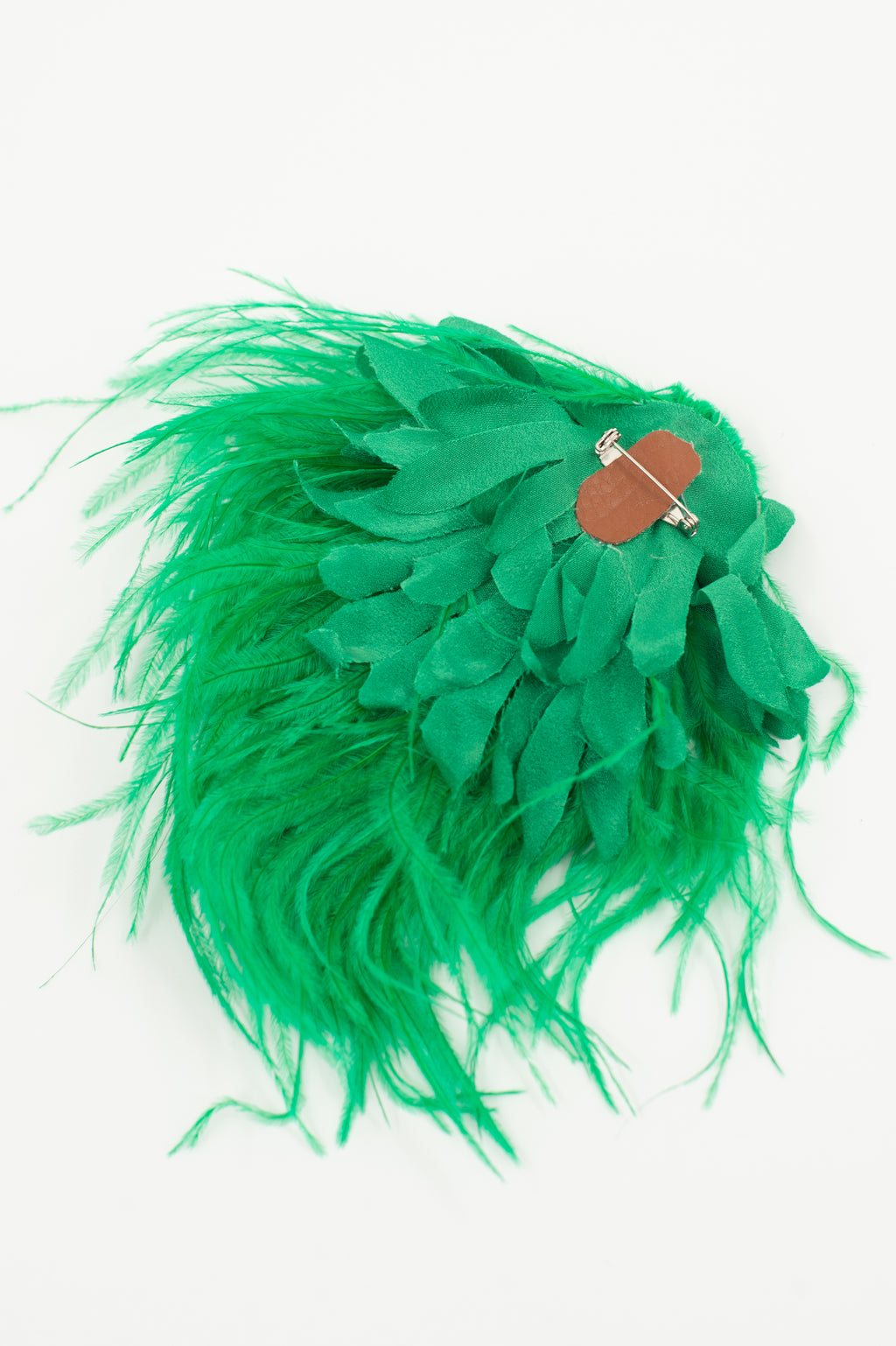 Zaza broche met veren in grasgroen