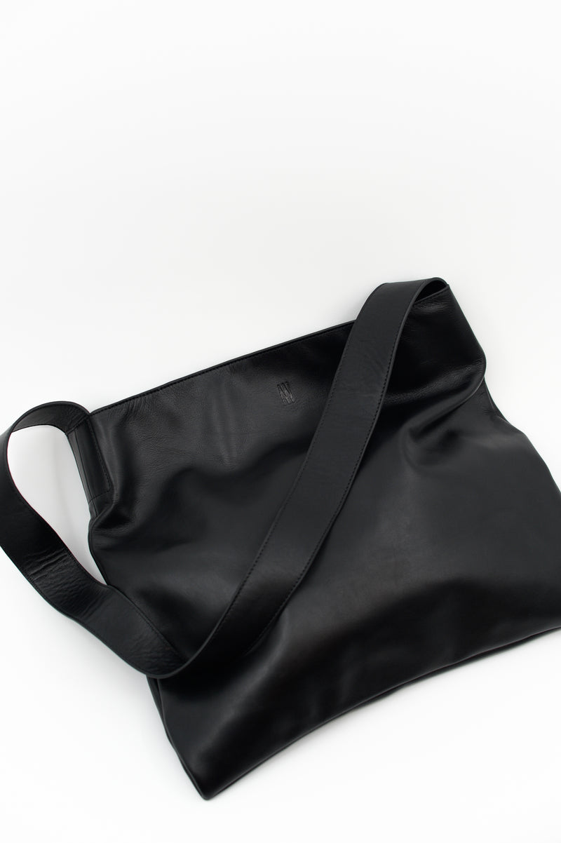 Große Crossbody-Handtasche aus schwarzem Nappaleder