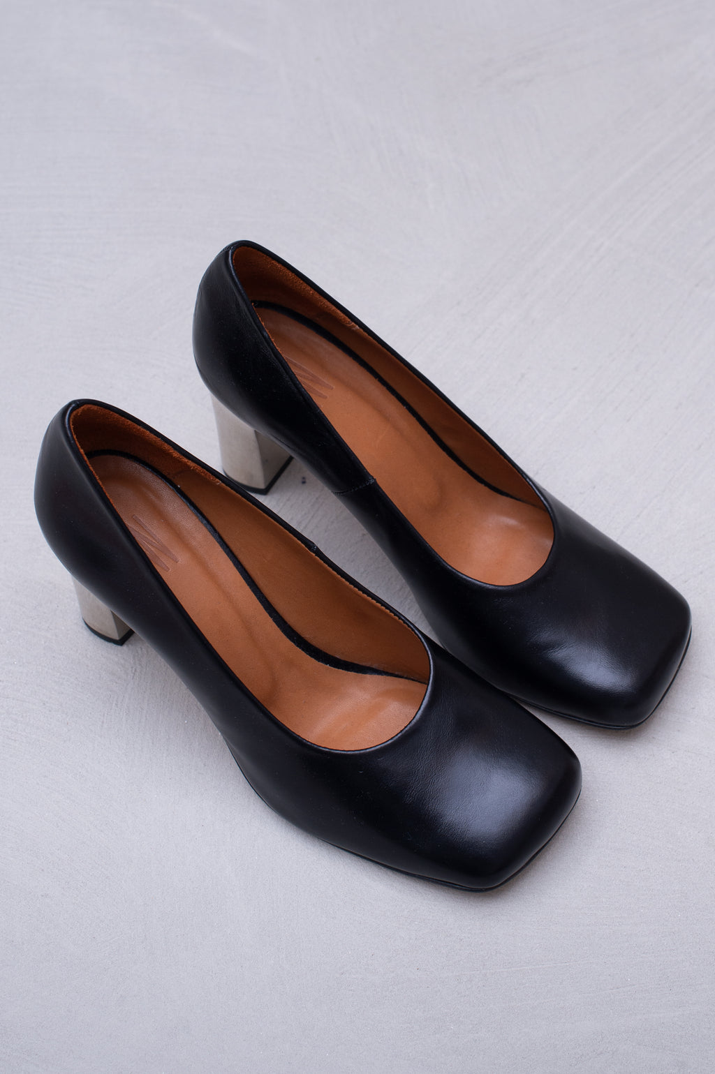 Flume pump in black