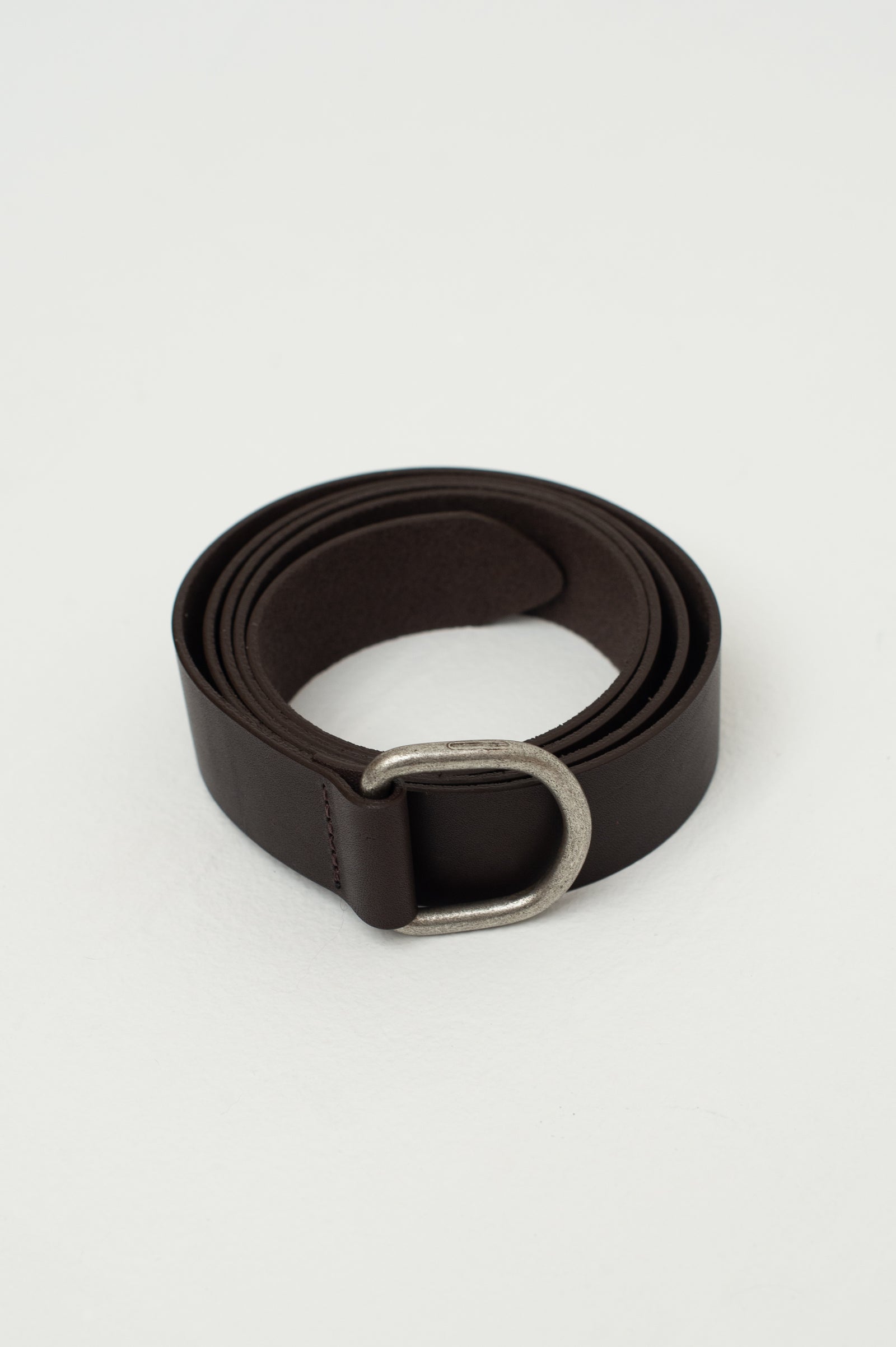 Ceinture en cuir à anneau en D en marron foncé