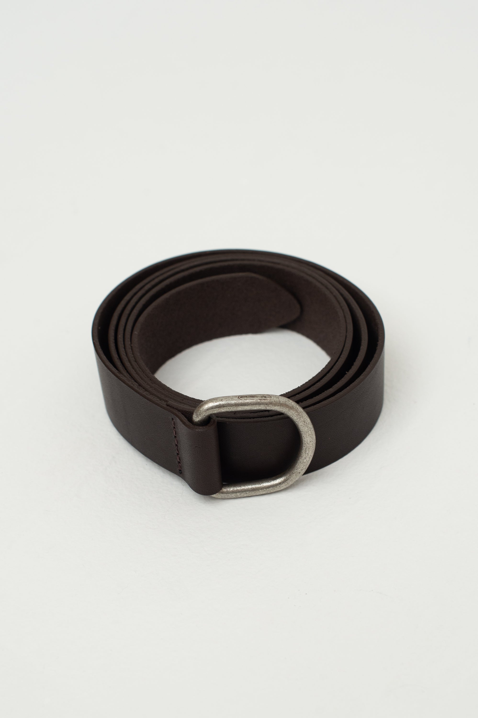 Ceinture en cuir à anneau en D en marron foncé