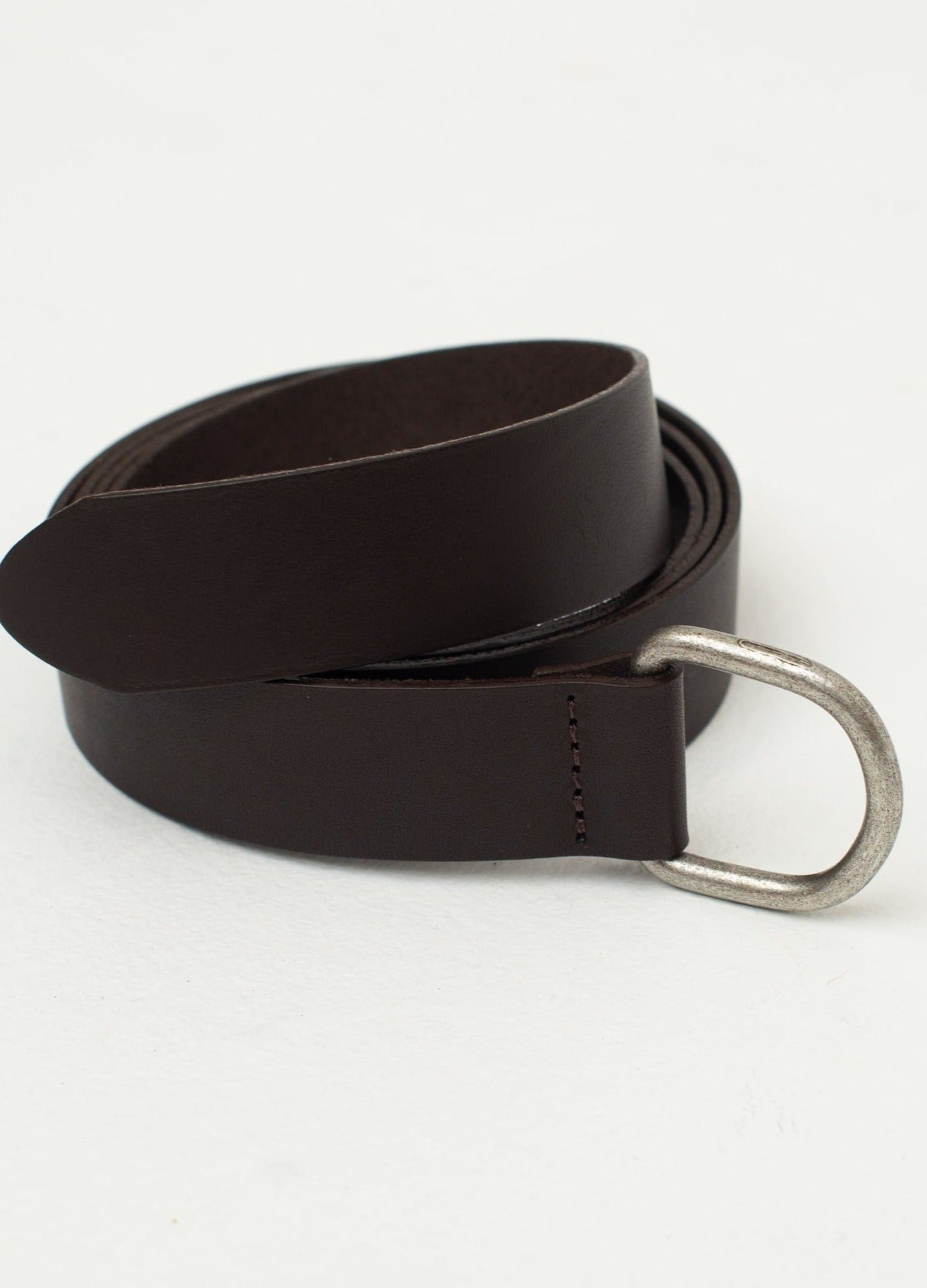 Ceinture en cuir à anneau en D en marron foncé