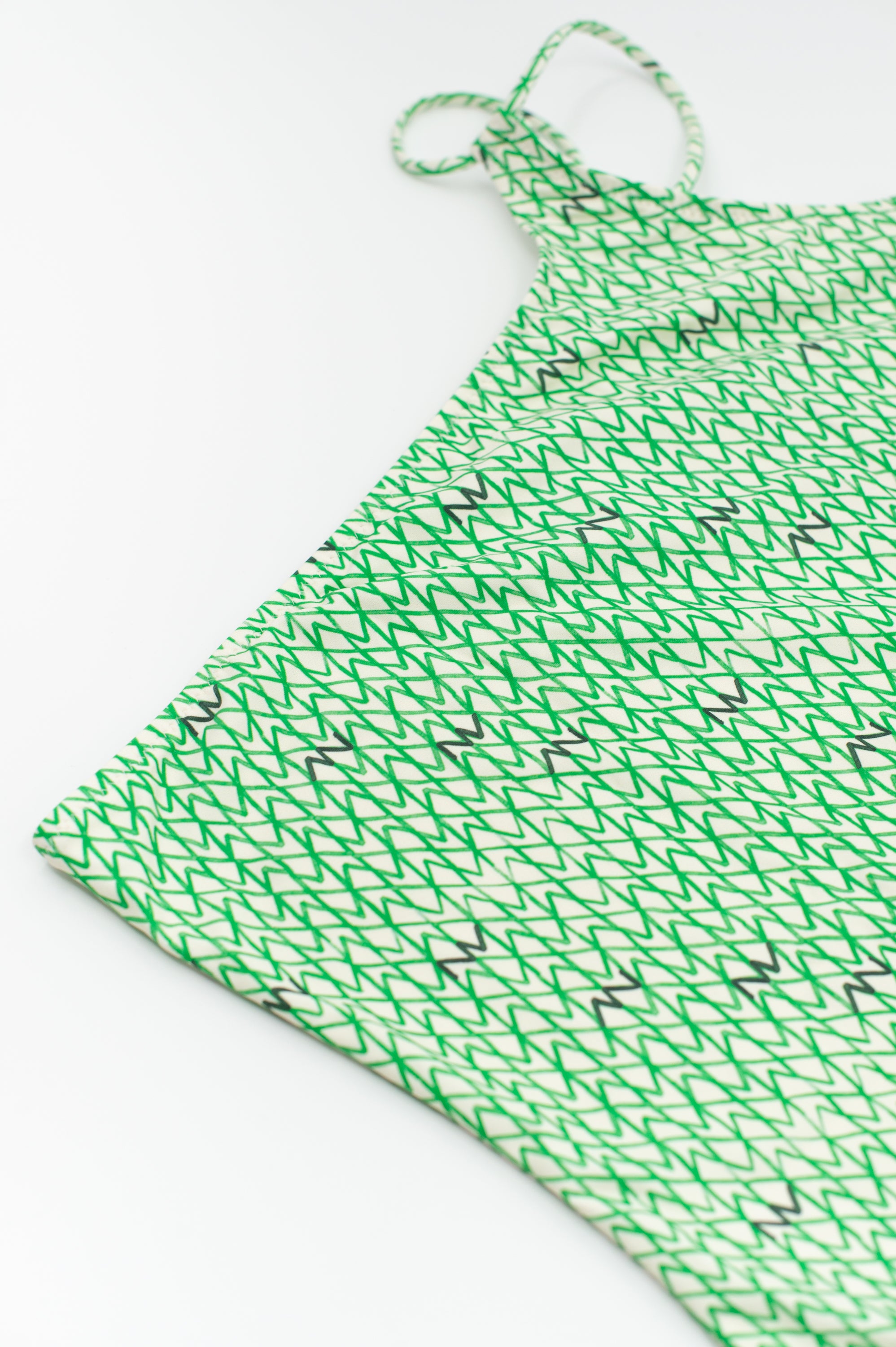 Grüner asymmetrischer Badeanzug