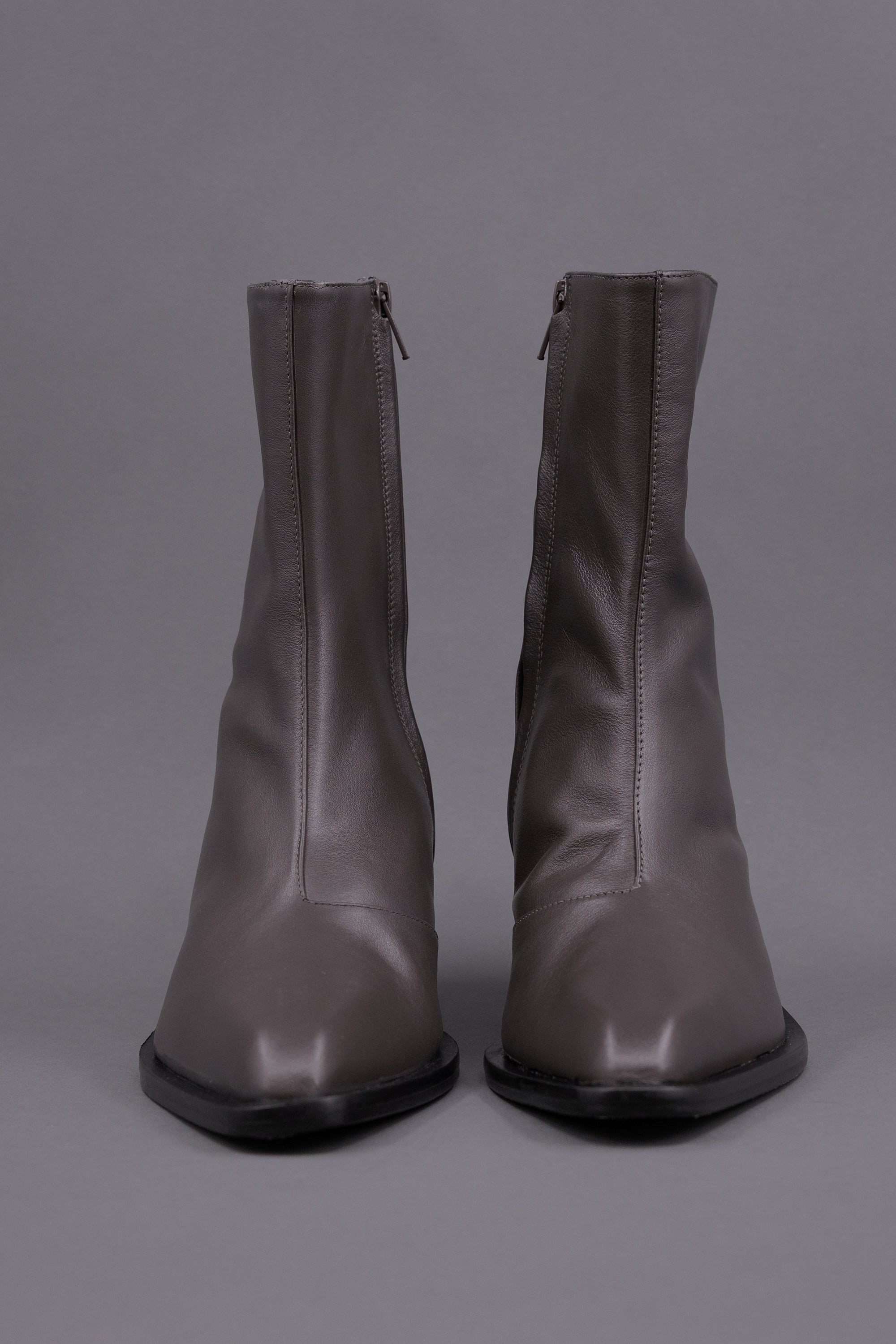 Gilda ankle boot in nappa charcoal