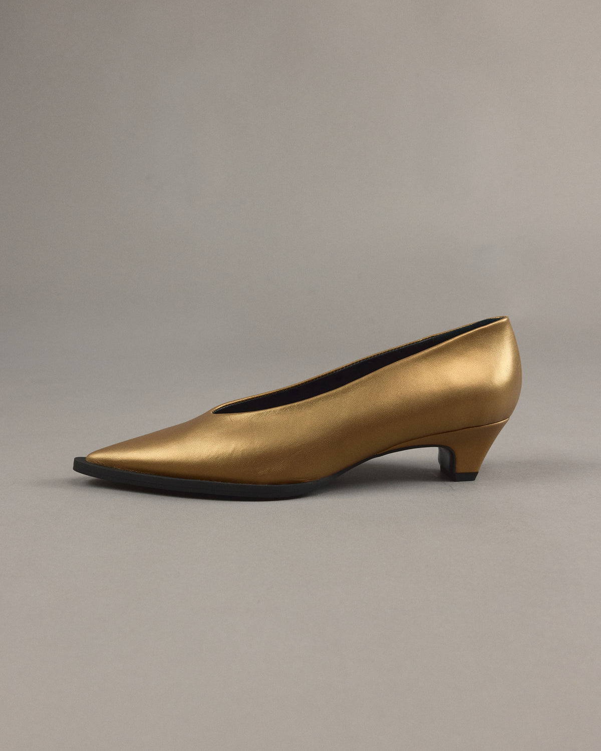 Jolia pump in metallic gold