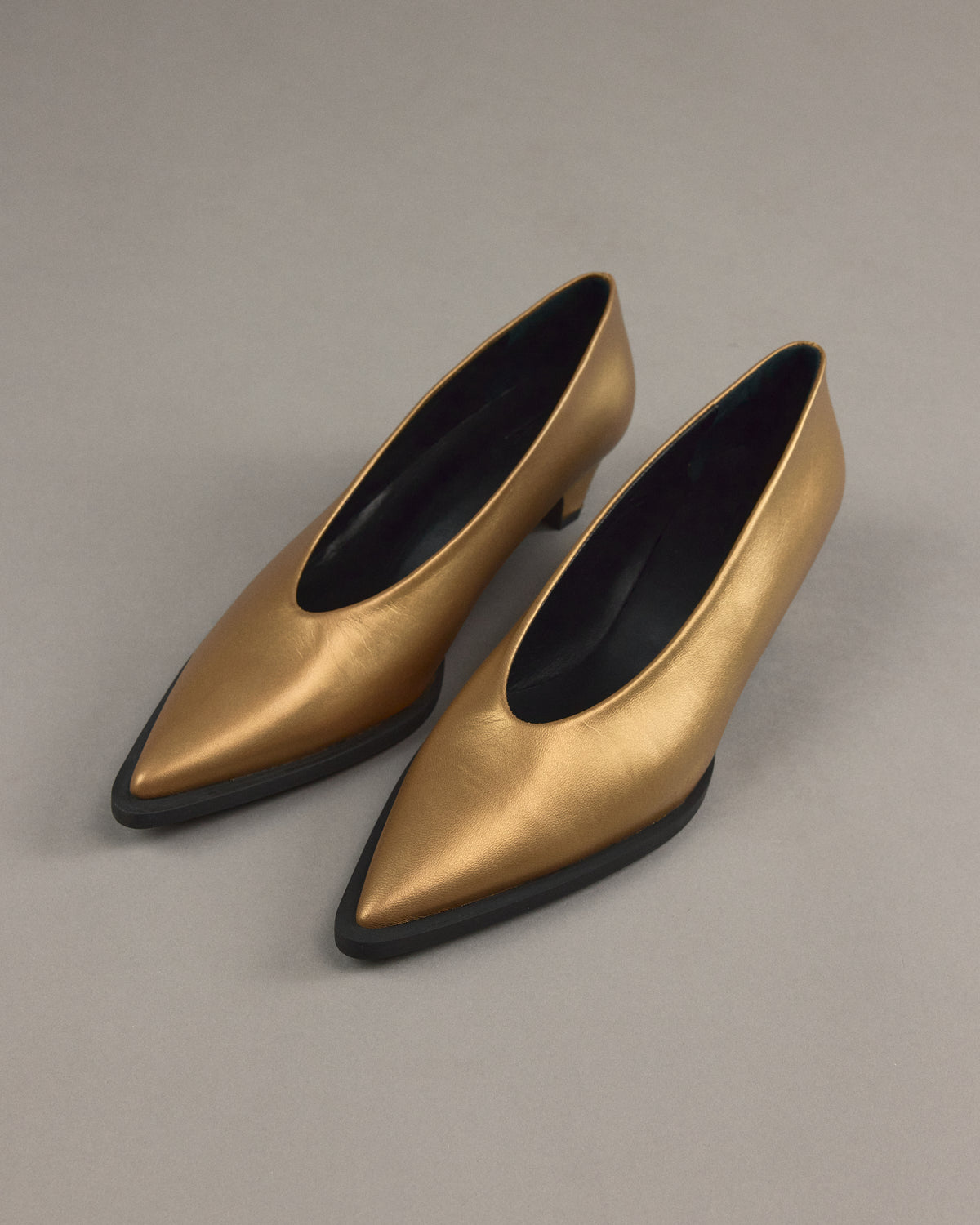 Jolia pump in metallic gold