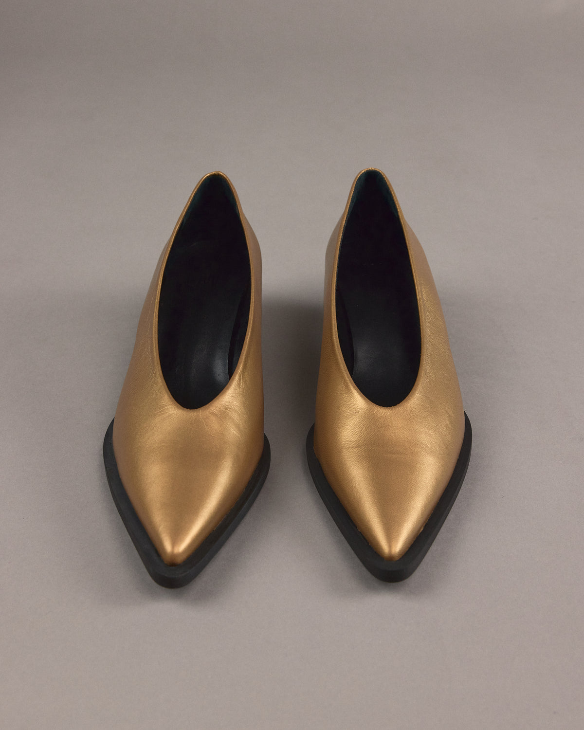Jolia pump in metallic gold
