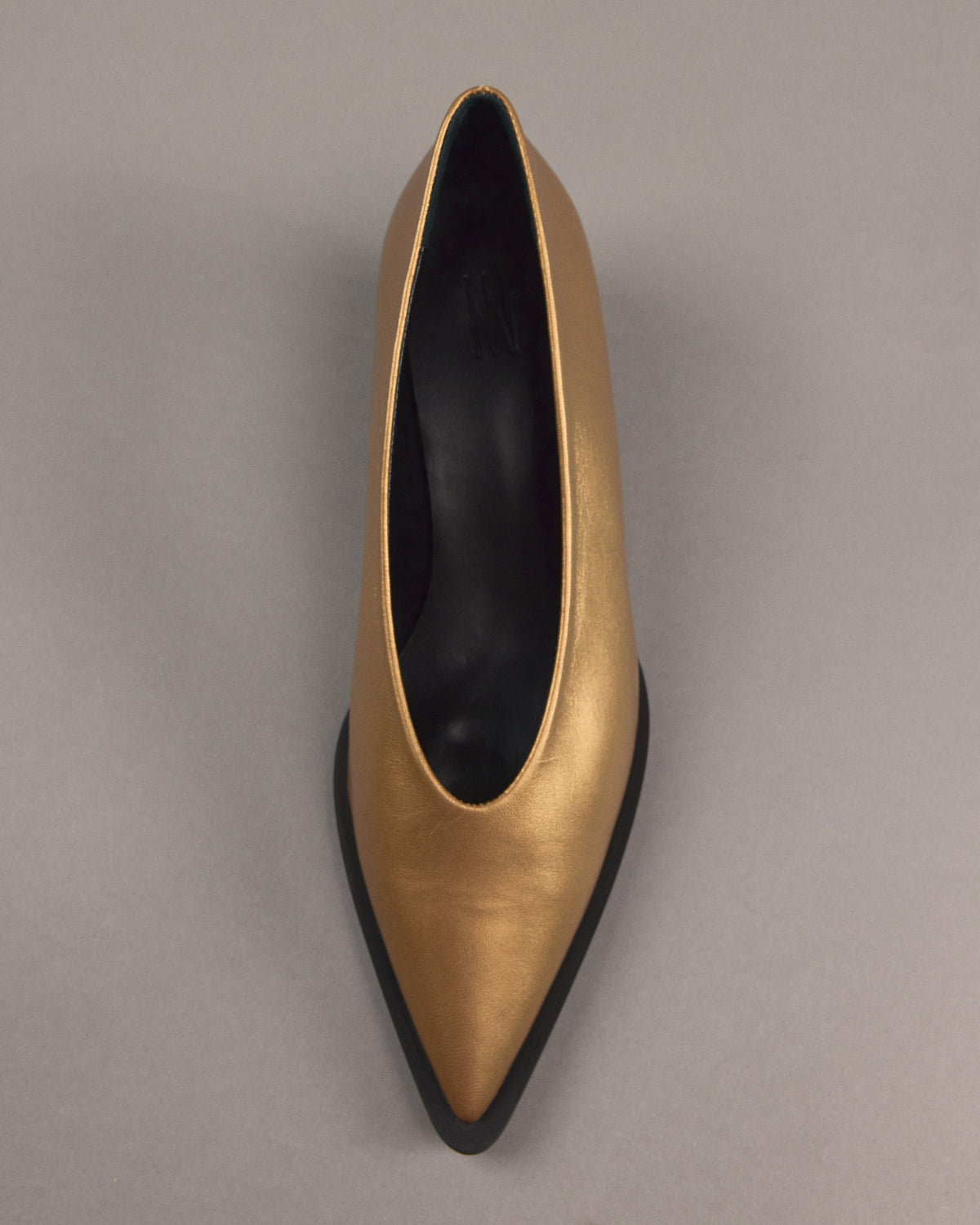 Jolia pump in metallic gold