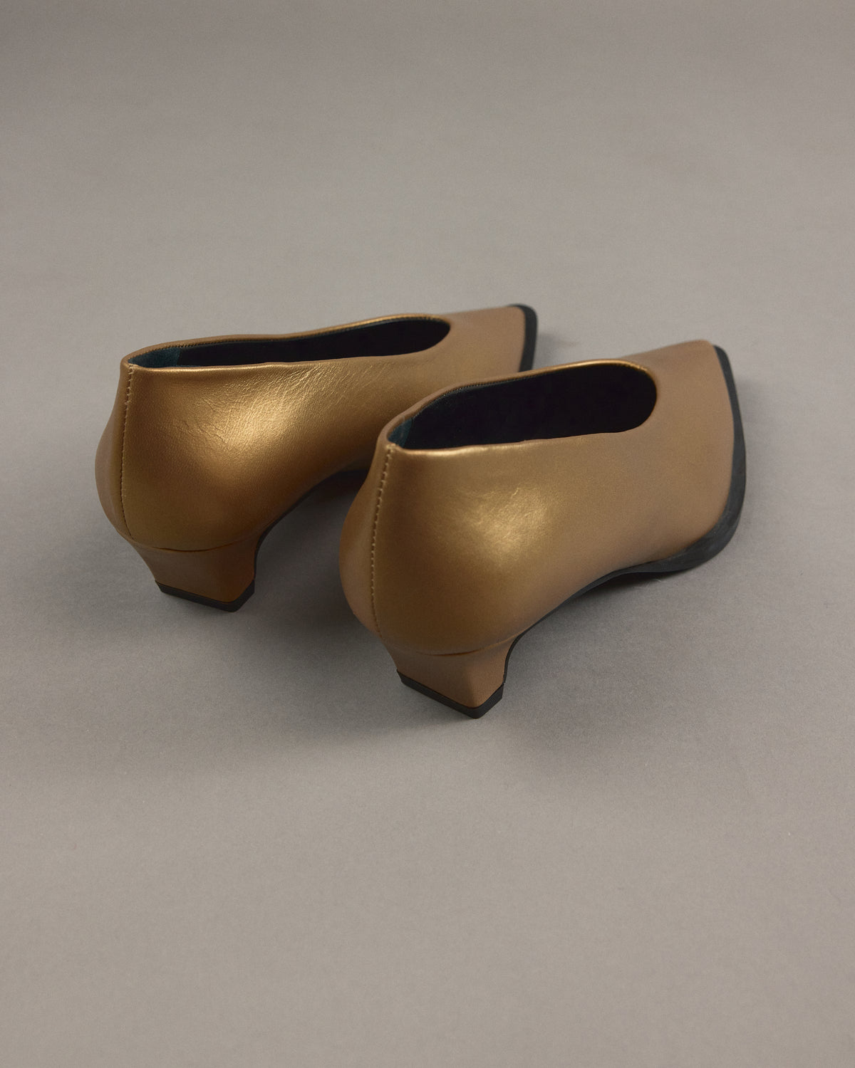 Jolia pump in metallic gold