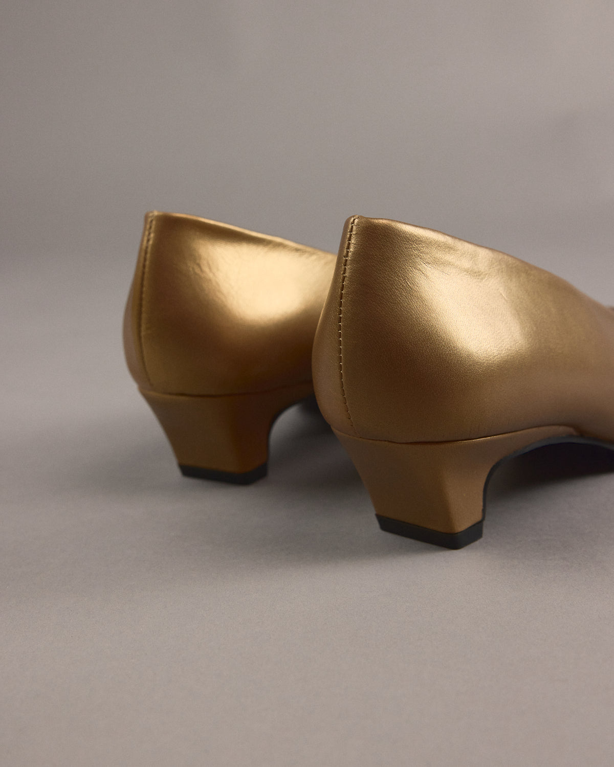 Jolia pump in metallic gold