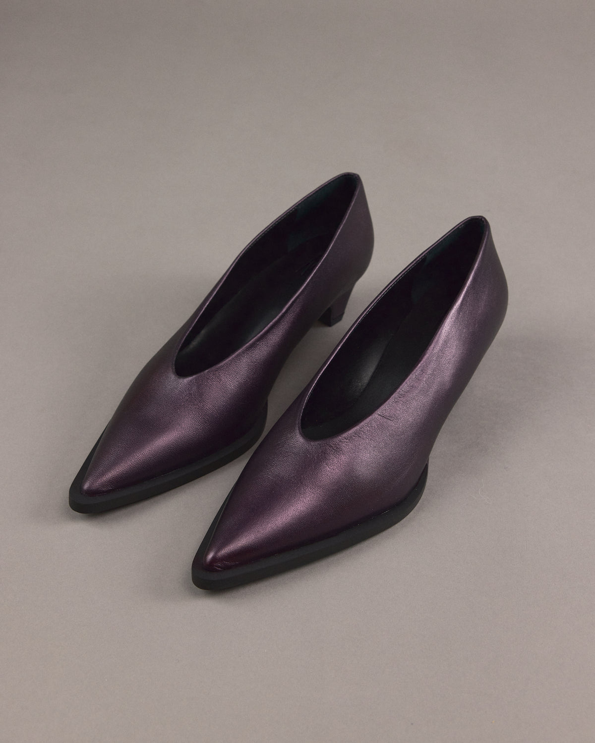 Jolia pump in metallic purple