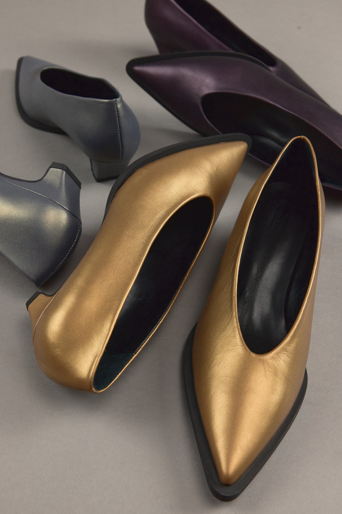 Jolia pump in metallic gold