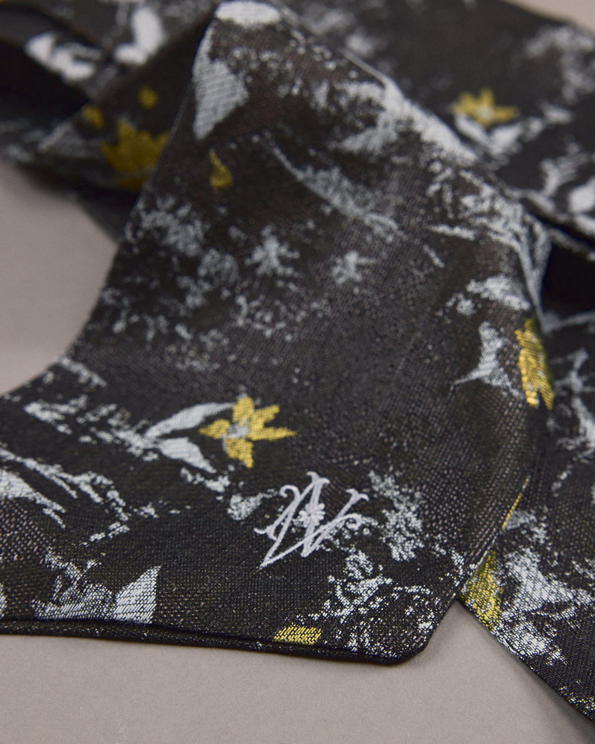 Girsa sjaaltje in anthracite floral jacquard