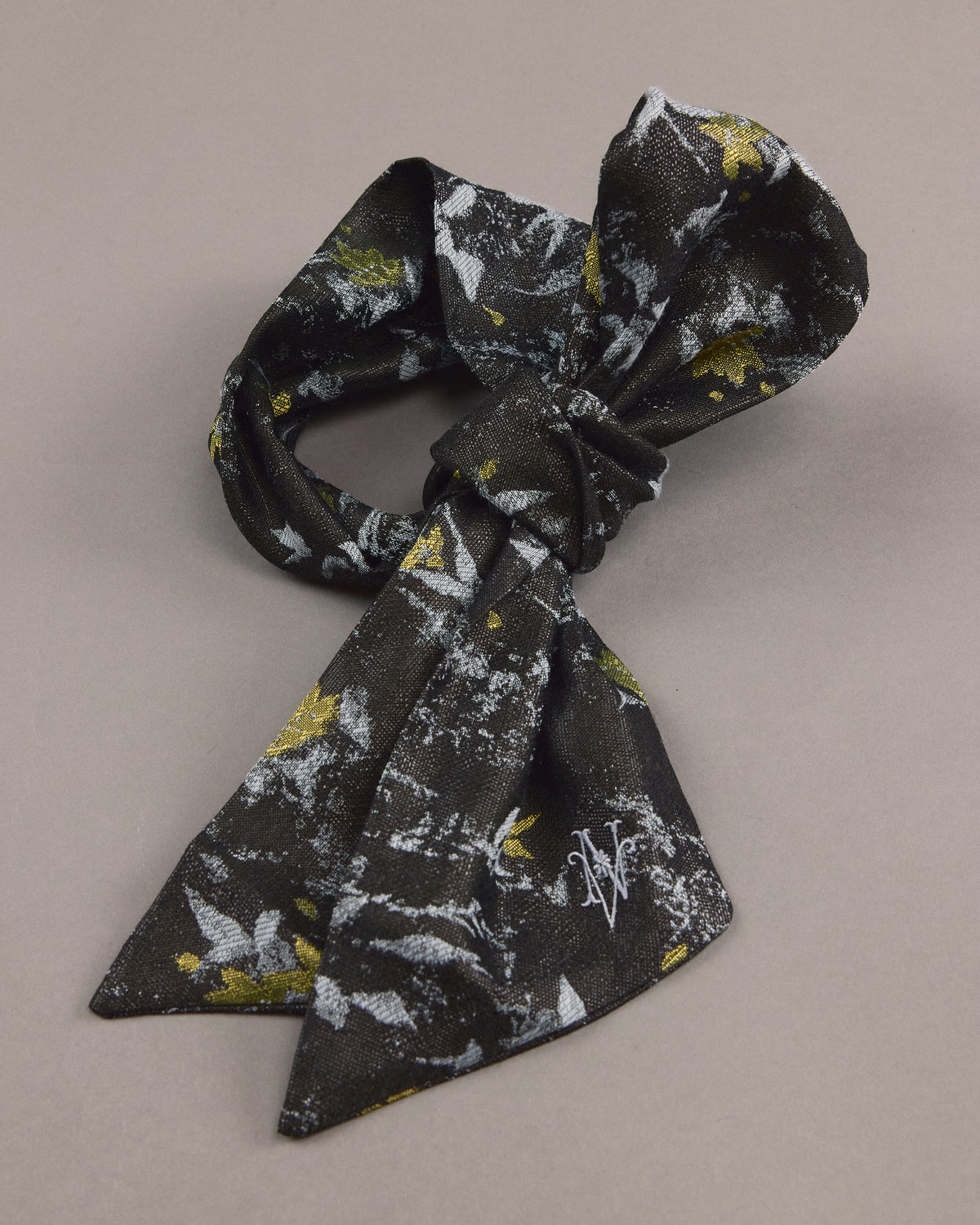 Girsa sjaaltje in anthracite floral jacquard