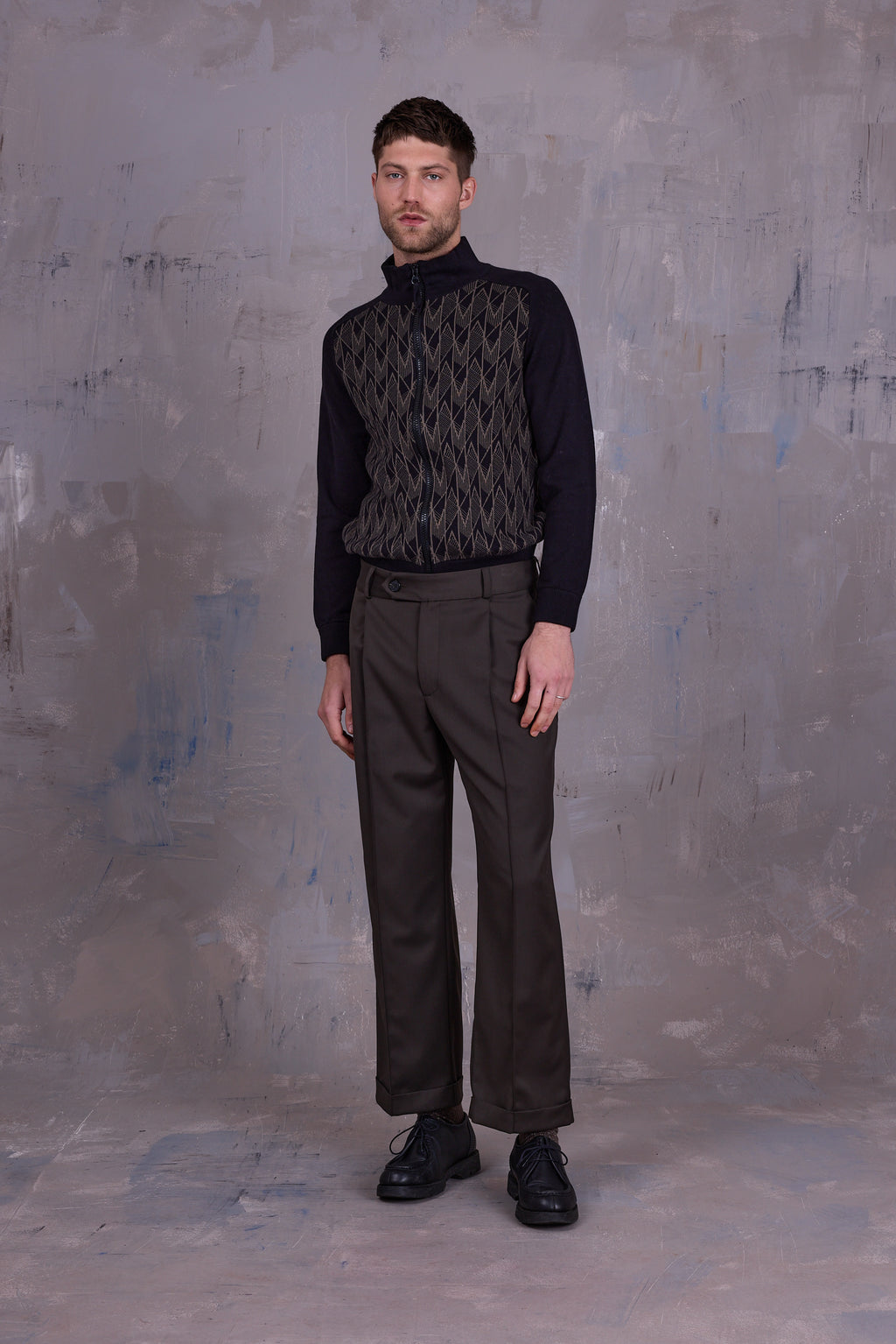 Goof cardigan in black/olive