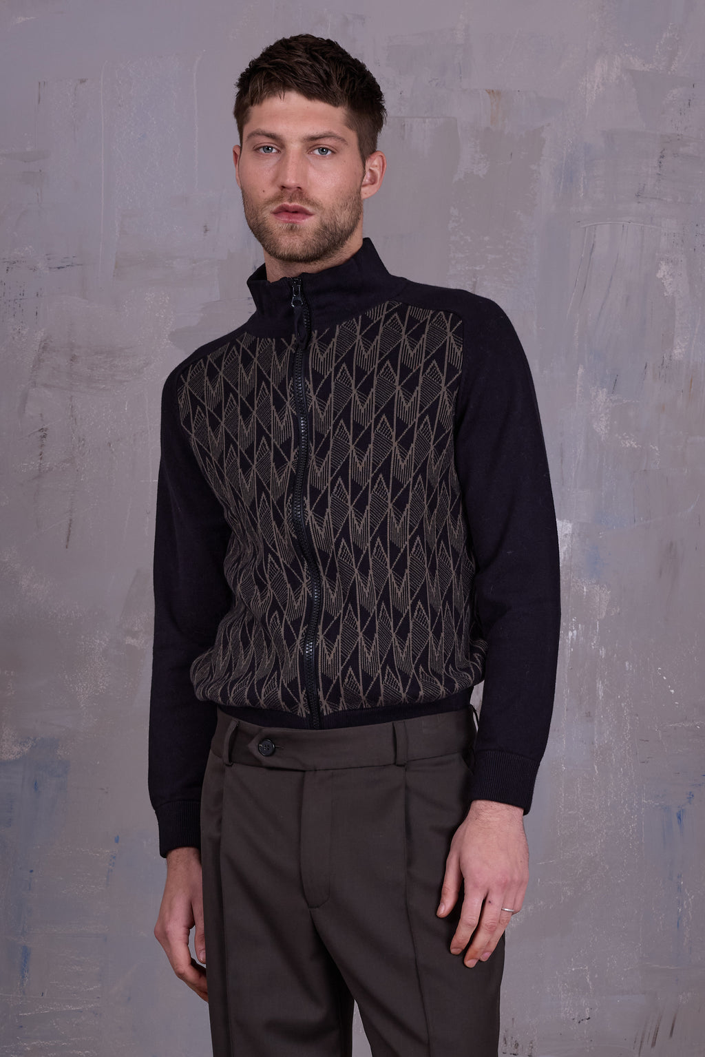 Goof cardigan in black/olive