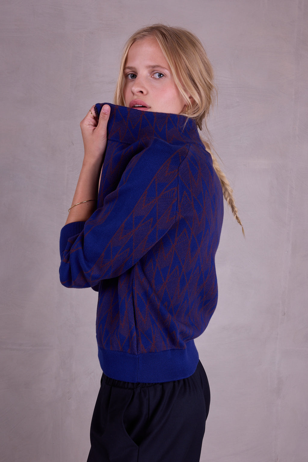 Sparta graphical vest in royal blue en fig