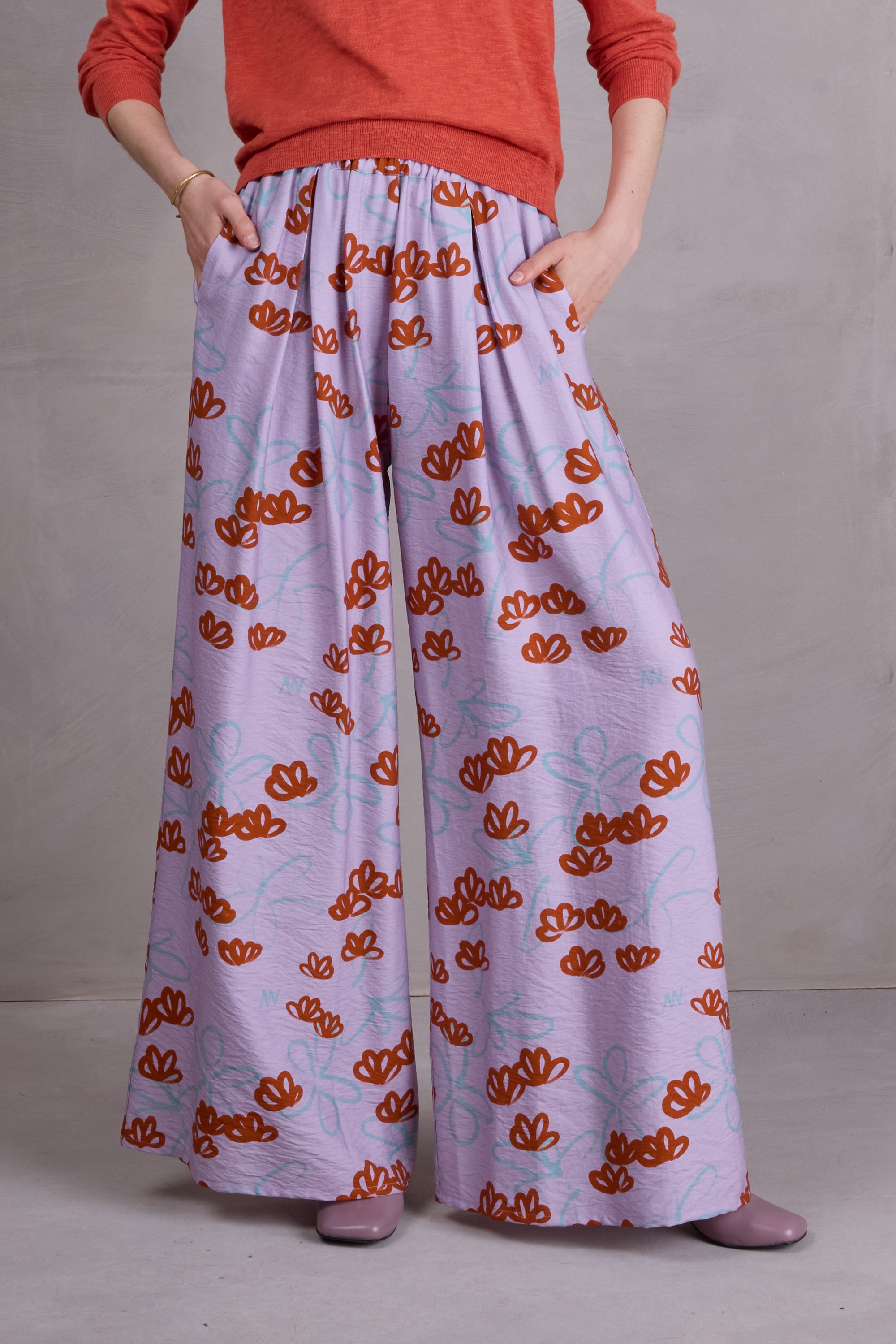 Freddy trousers in red akebia flowers