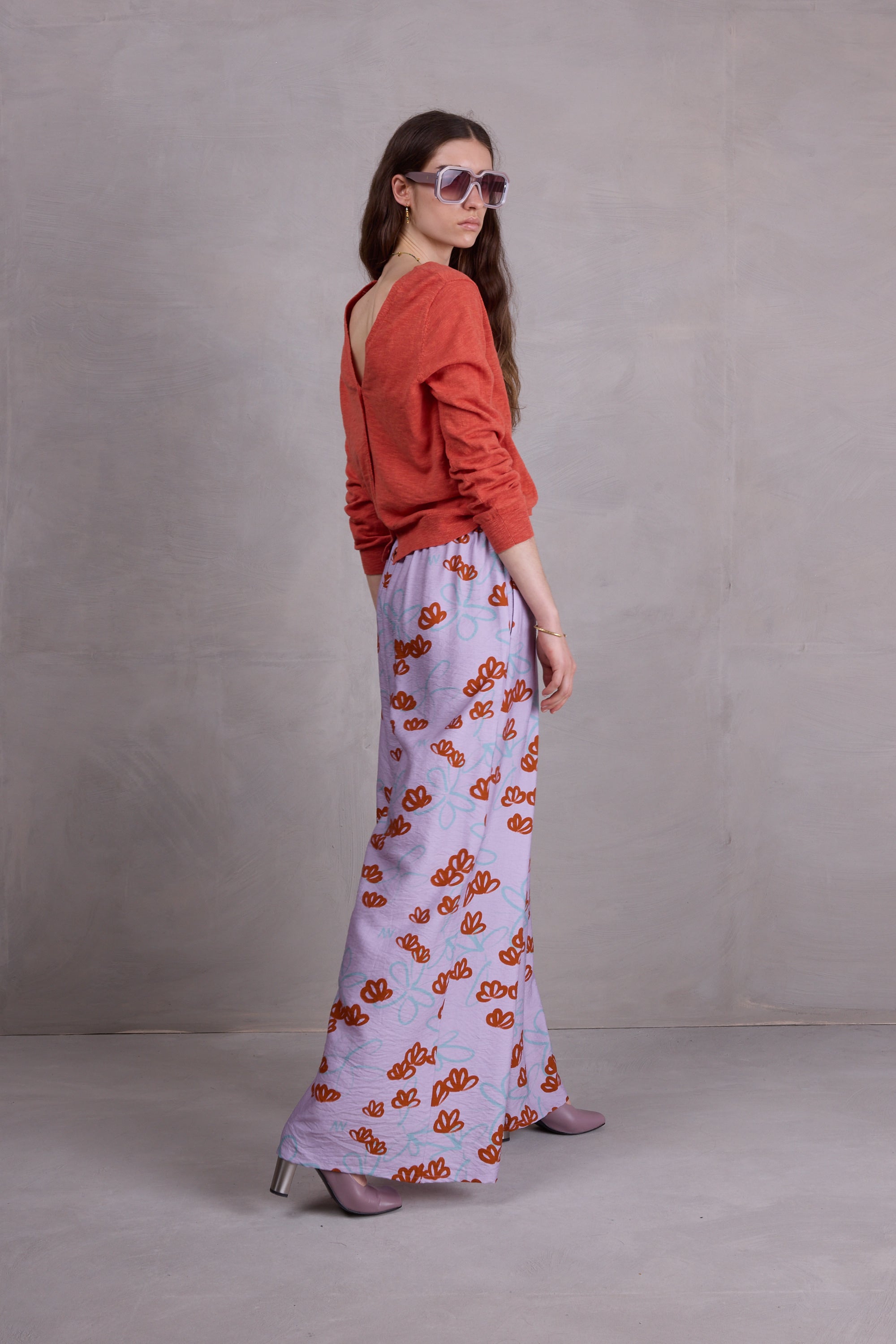 Freddy trousers in red akebia flowers