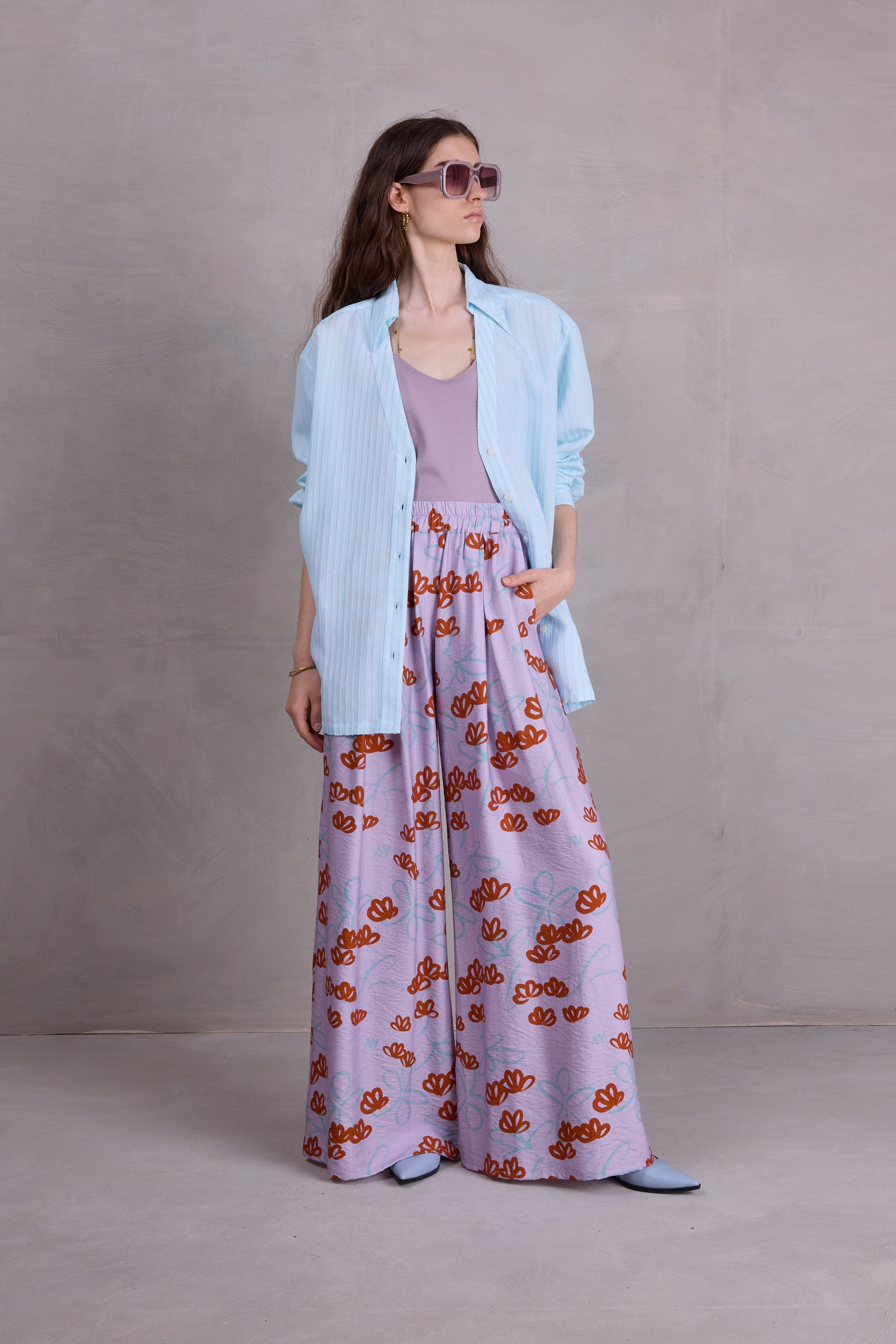 Freddy trousers in red akebia flowers