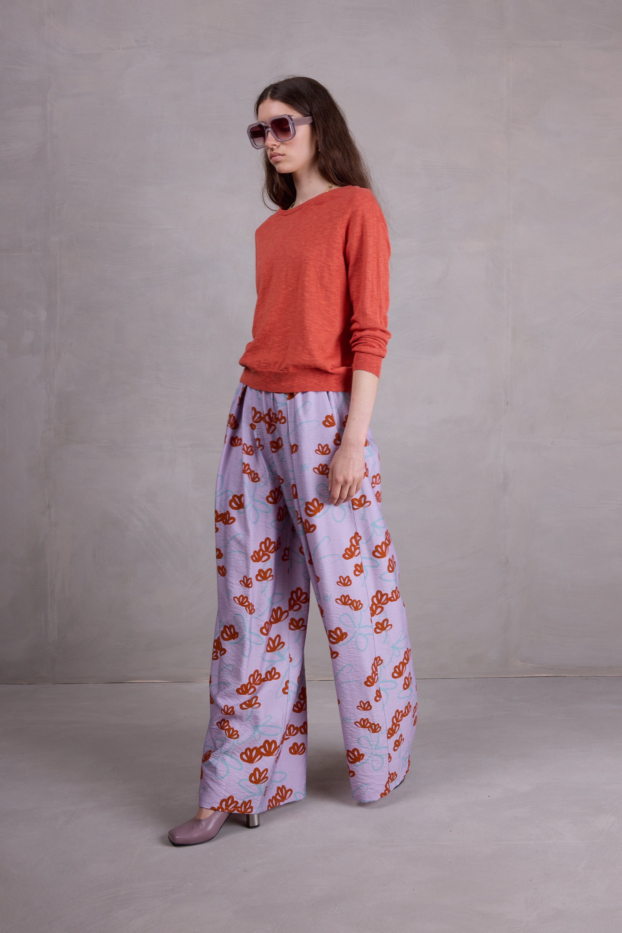 Freddy trousers in red akebia flowers