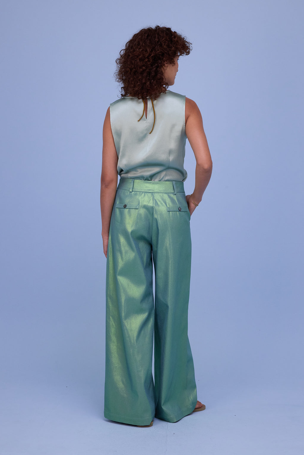 Danielle top in shiny aloë satin