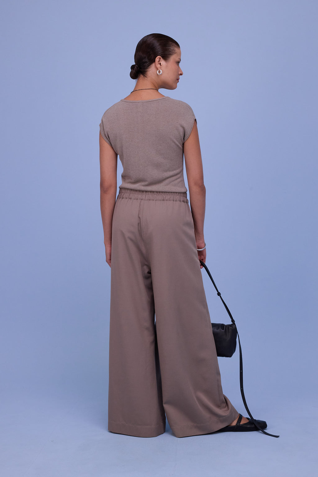 Hommage body in warm grey