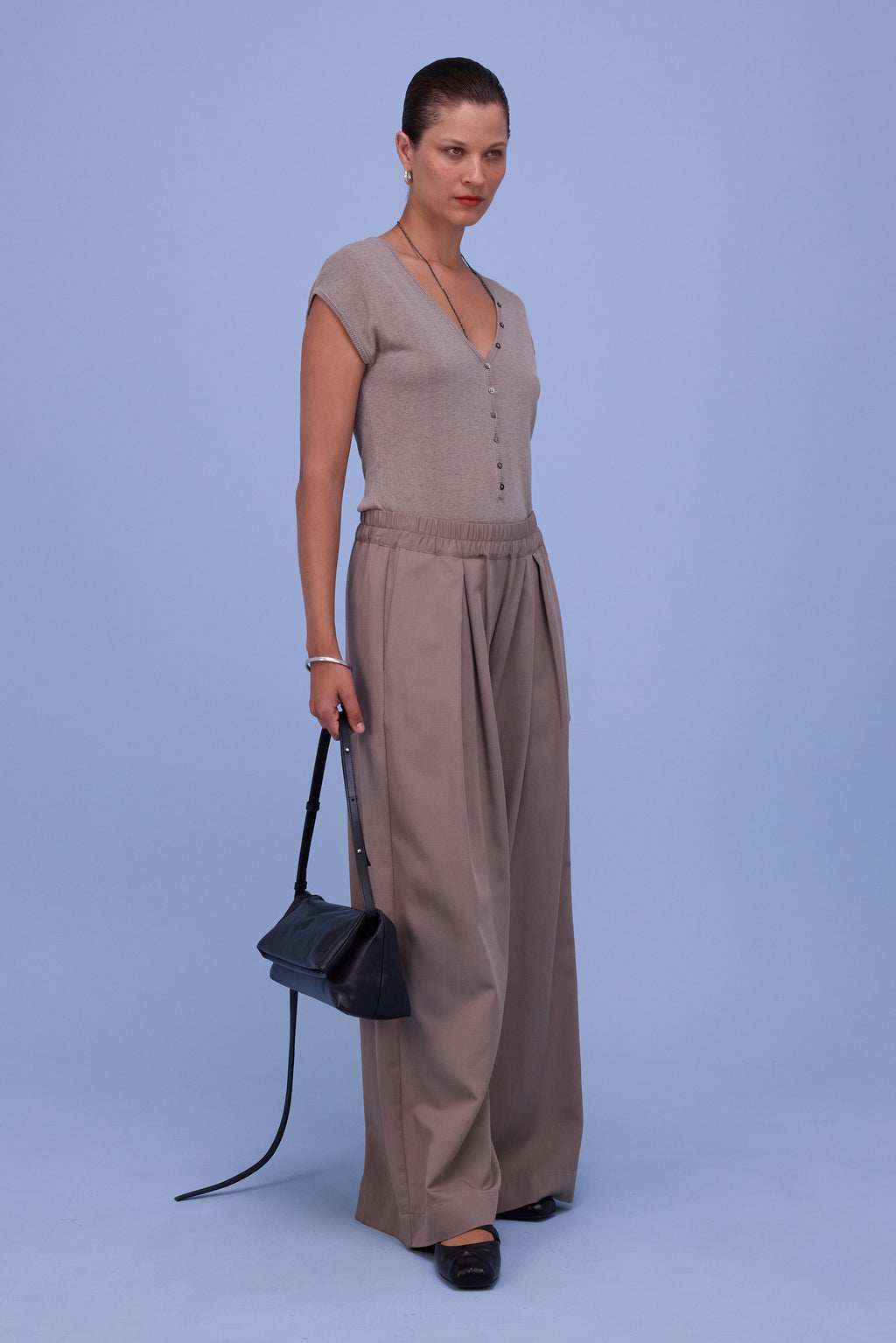 Hommage body in warm grey