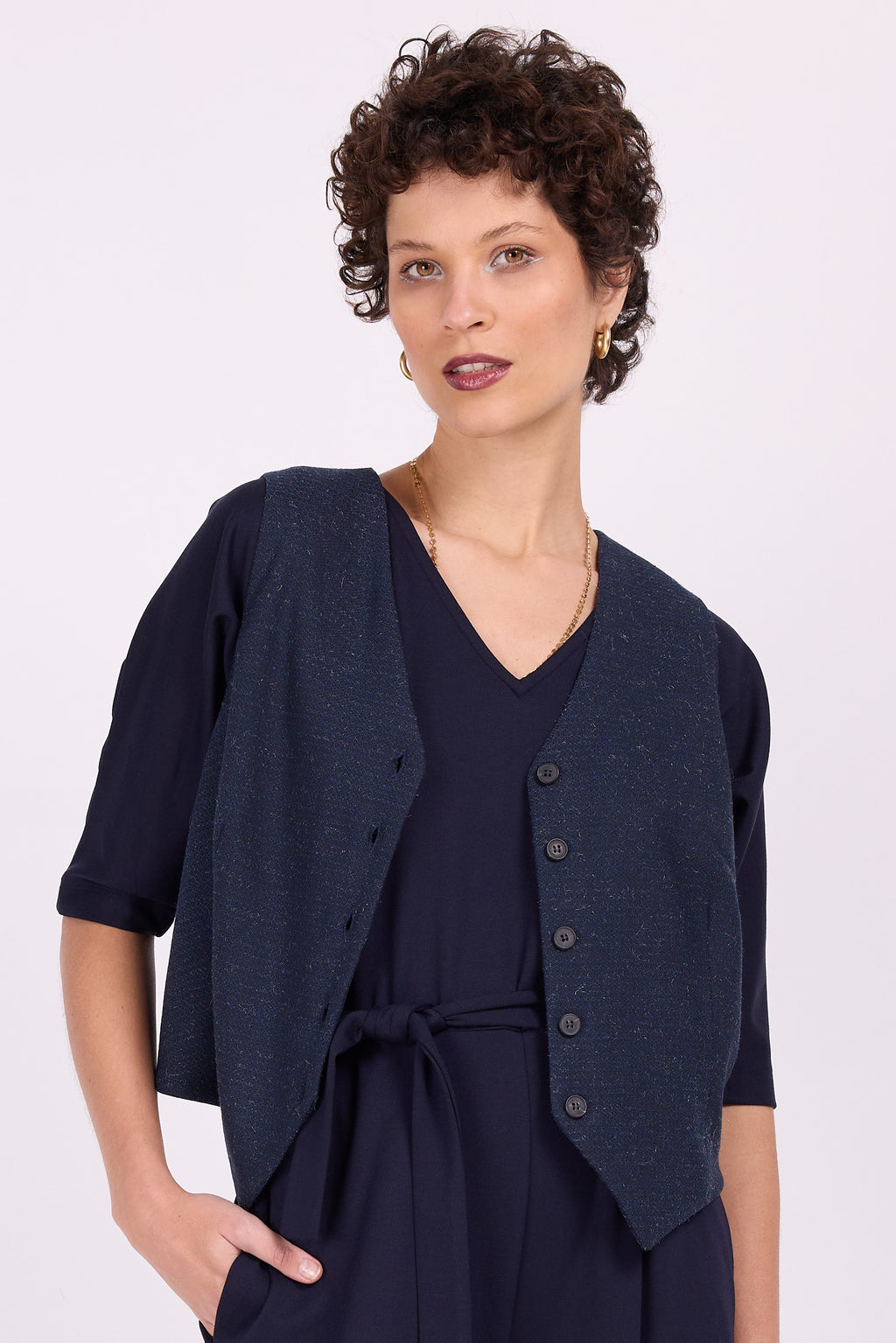 Edith Weste in marineblauer Wolloptik