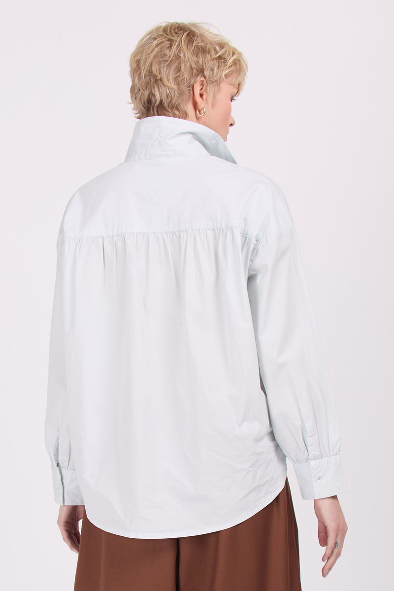 Esther himmelblaues Hemd