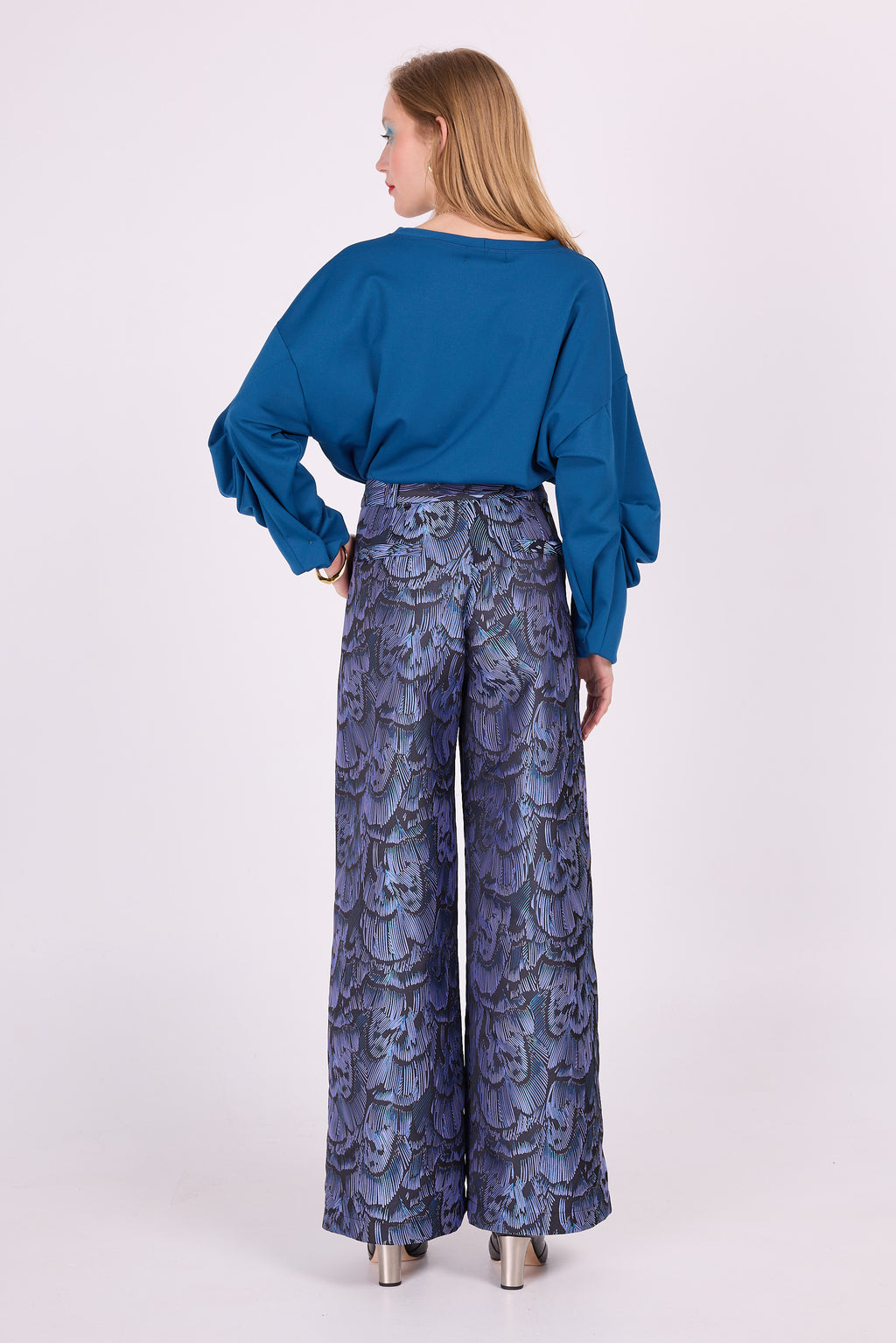 Smaragdblauer Pullover