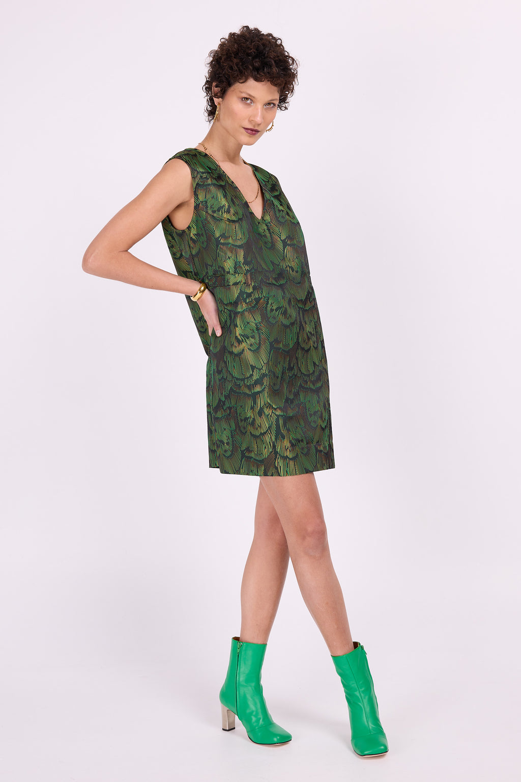 Emmy-Kleid in Grüngold mit Libellenmotiv