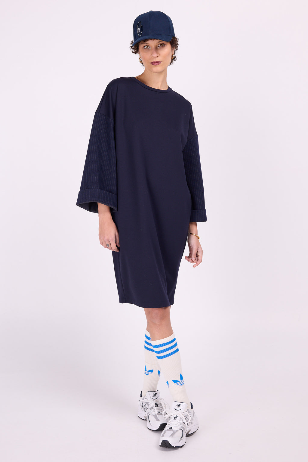 Marineblaues Kleid Elona mit Nadelstreifenärmeln