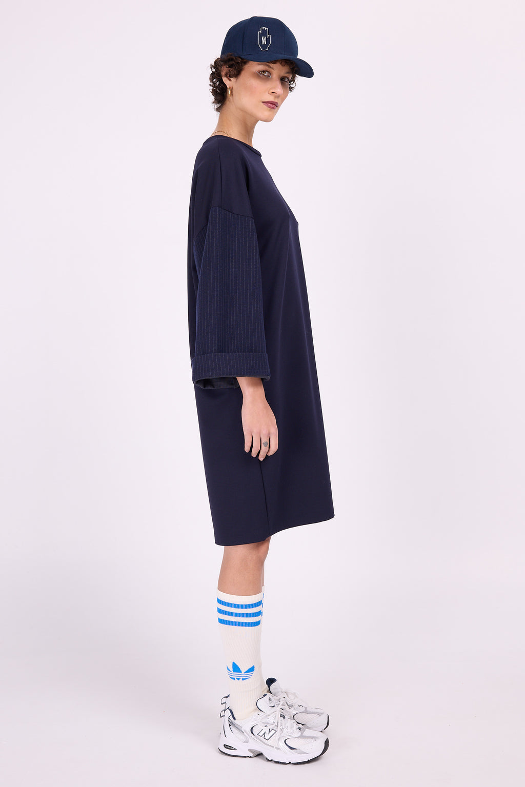 Marineblaues Kleid Elona mit Nadelstreifenärmeln