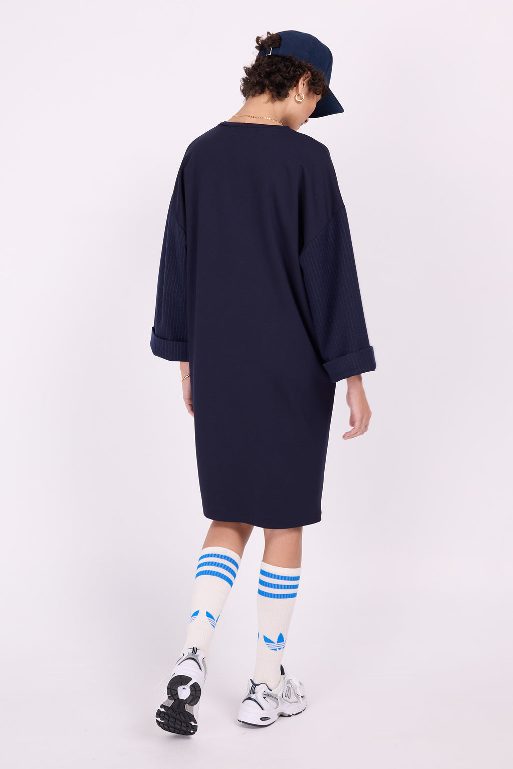 Marineblaues Kleid Elona mit Nadelstreifenärmeln