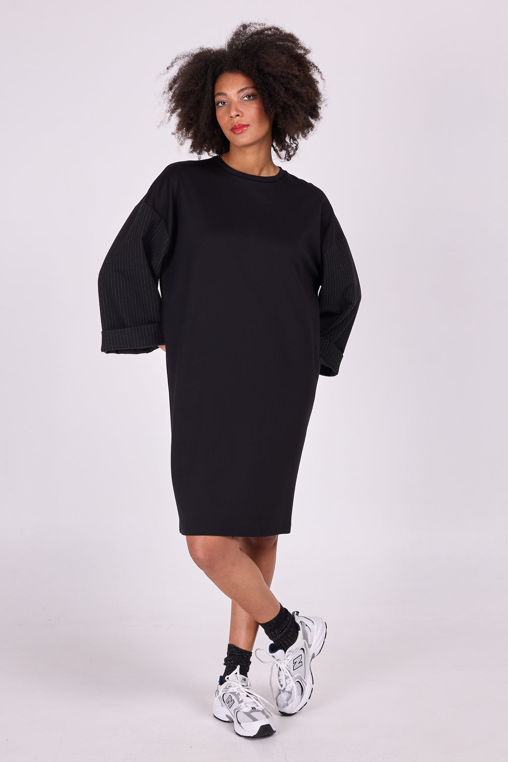 Elona schwarzes Kleid mit Nadelstreifenärmeln