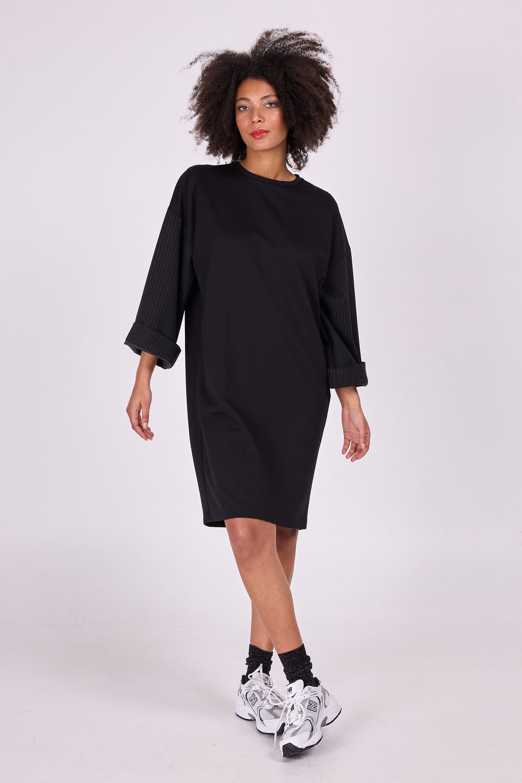 Elona schwarzes Kleid mit Nadelstreifenärmeln