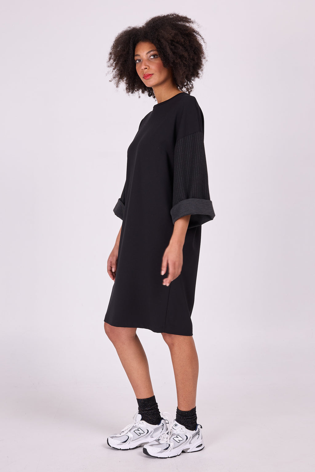 Elona schwarzes Kleid mit Nadelstreifenärmeln
