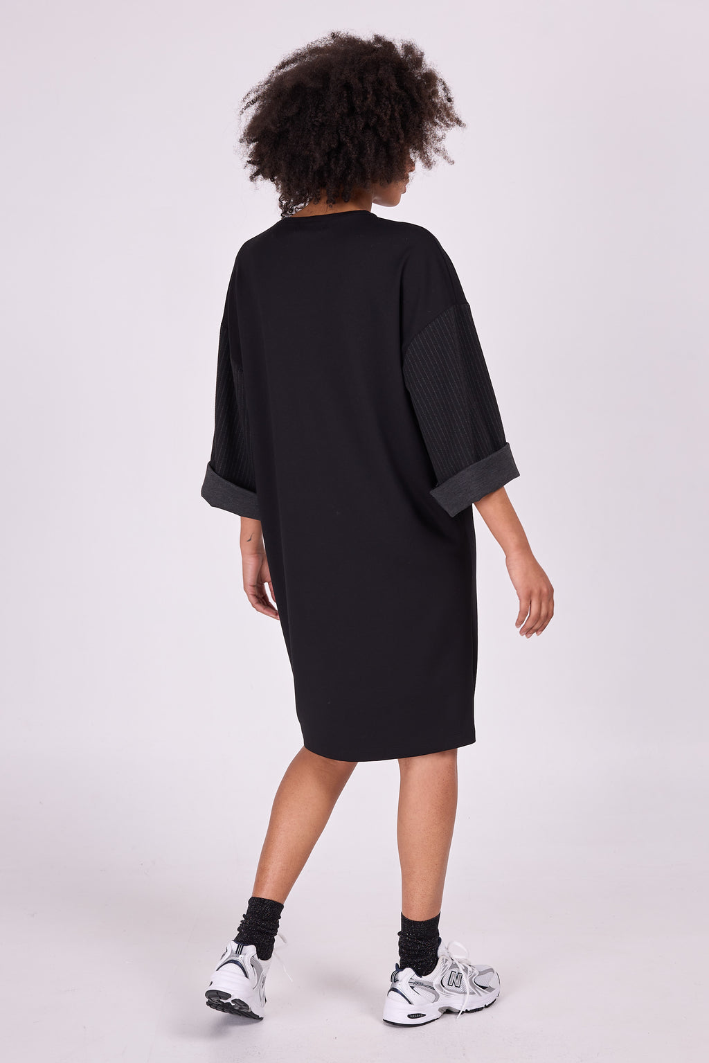 Elona schwarzes Kleid mit Nadelstreifenärmeln