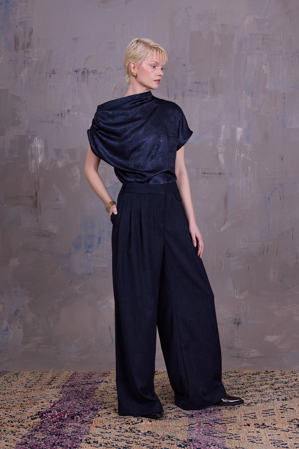 Feline top in shiny sapphire